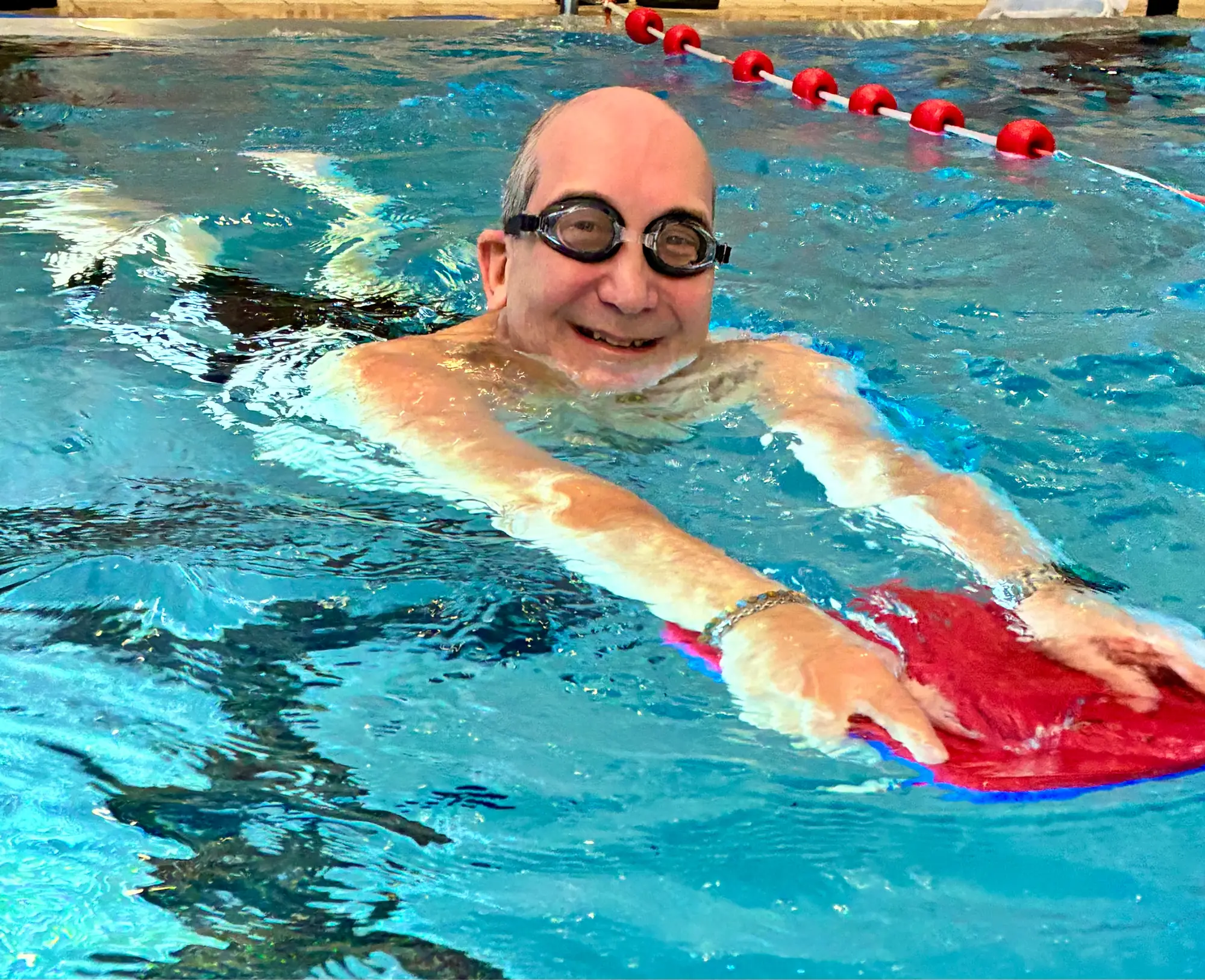 Erwachsene Person beim Anfänger-Schwimmkurs in der Aquarena