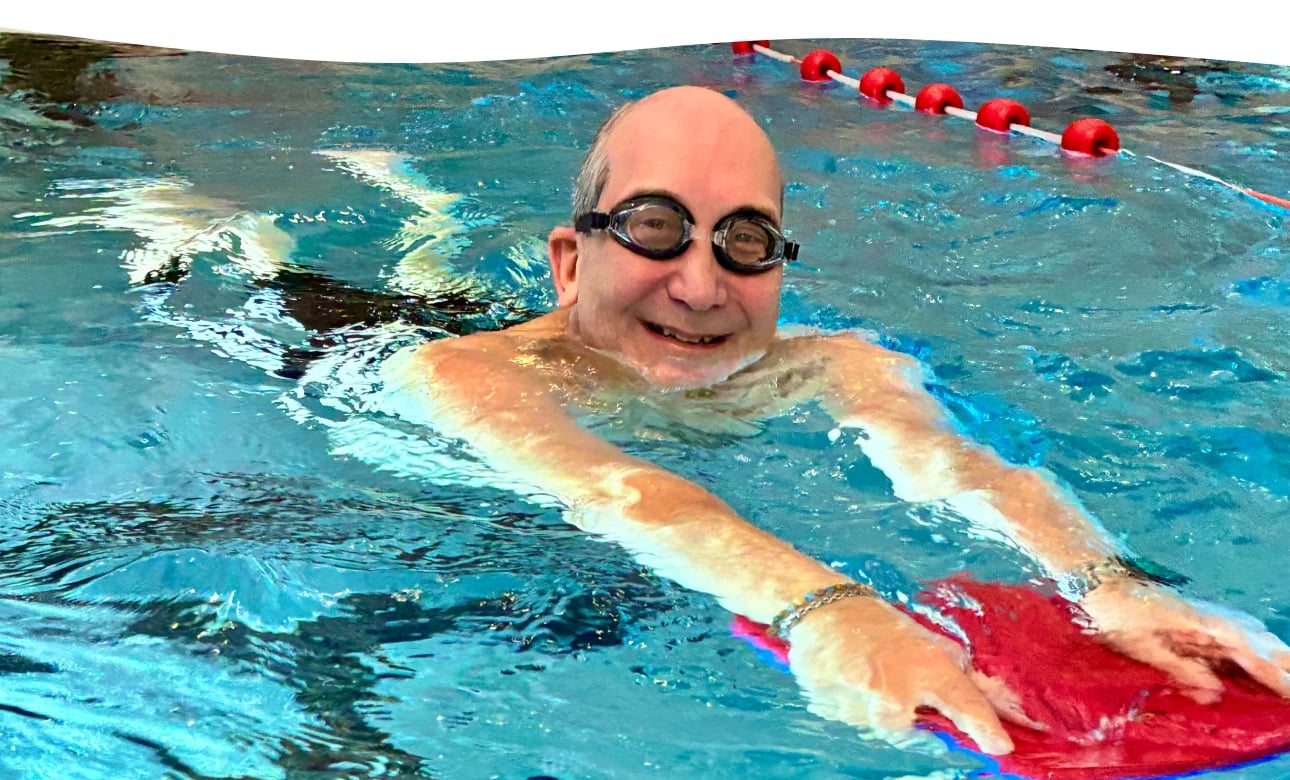 Erwachsene Person beim Anfänger-Schwimmkurs in der Aquarena