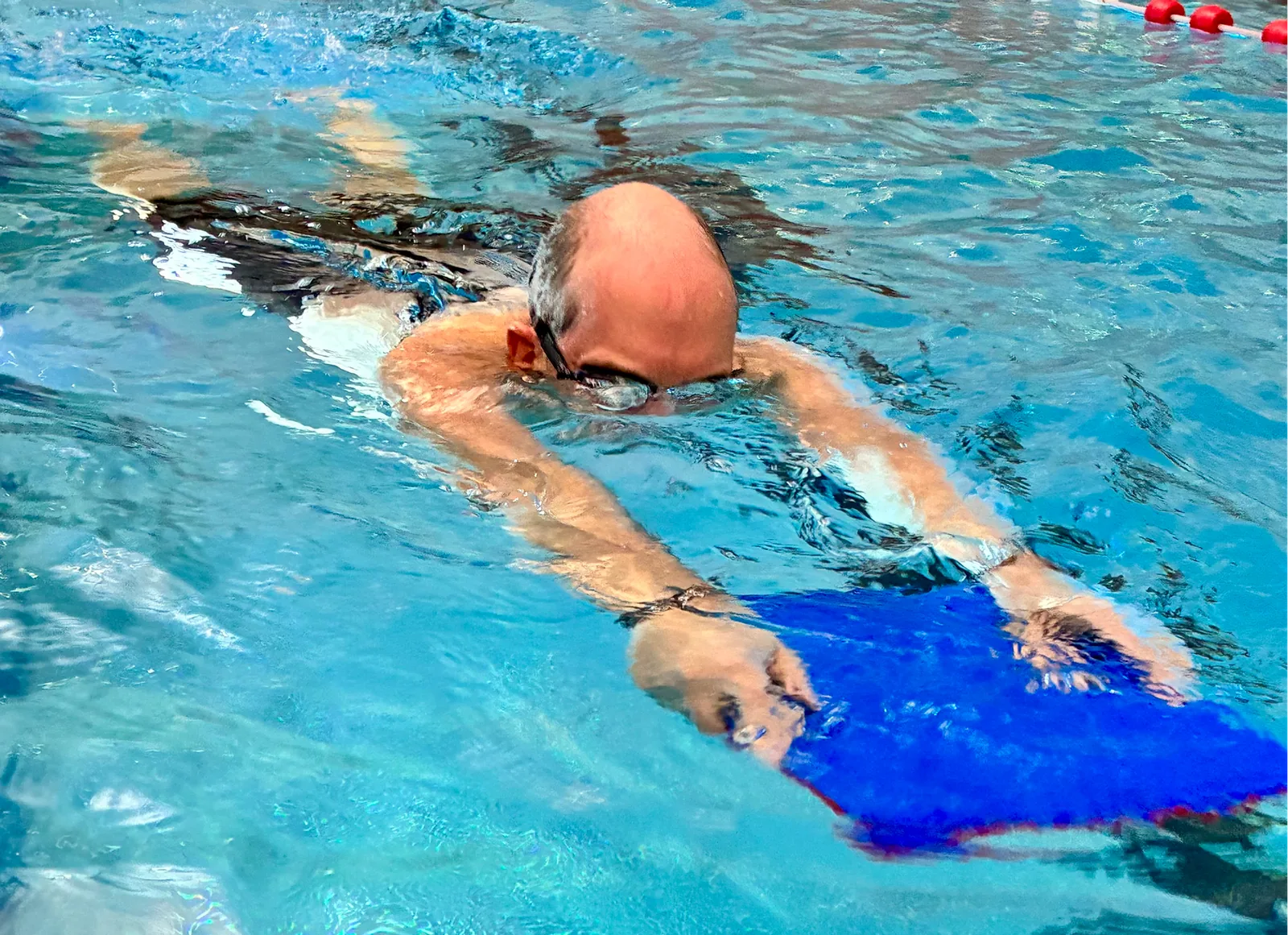 Erwachsene Person übt Schweben und Gleiten im Schwimmbecken