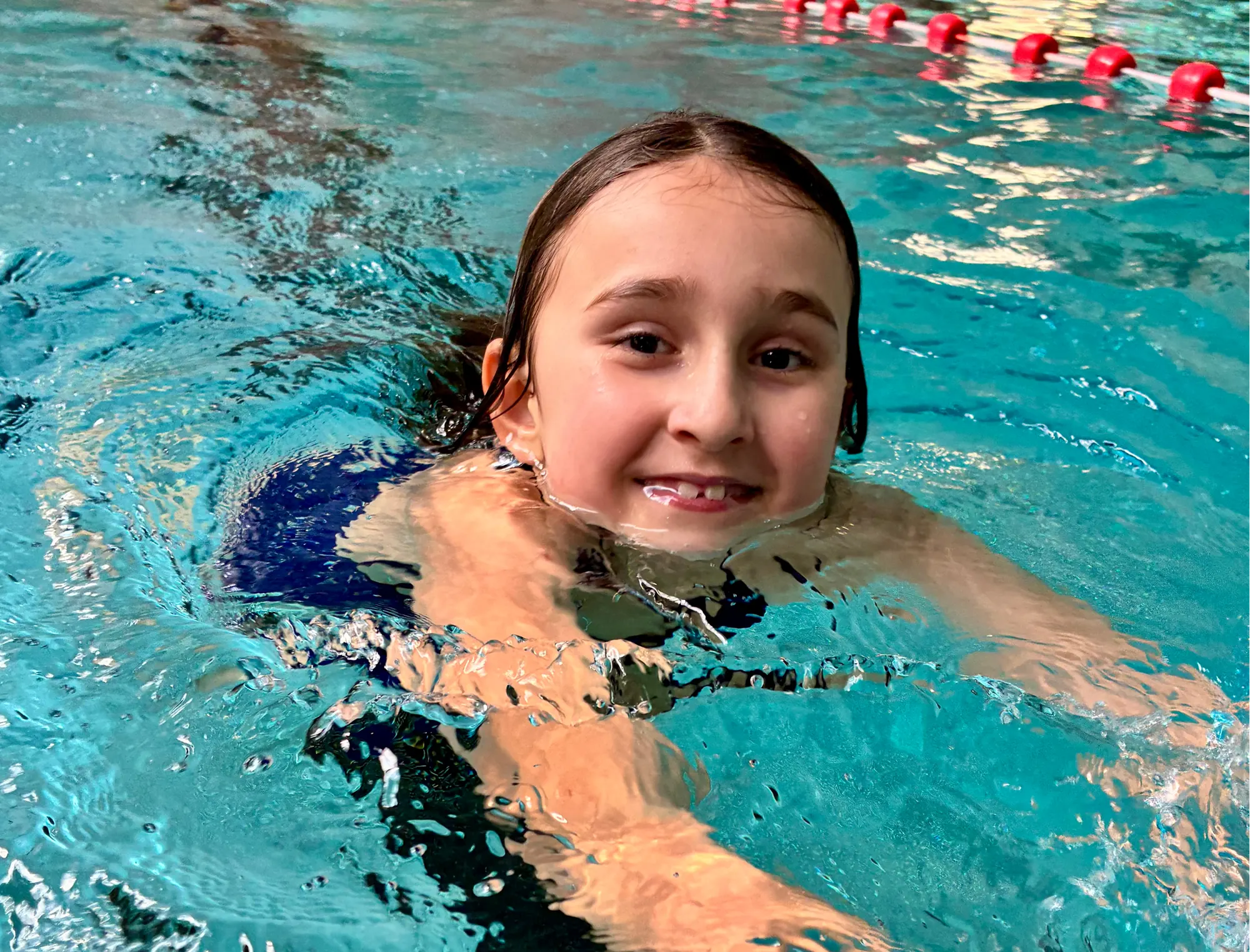 Kind springt im Bronzekurs vom 1-Meter-Brett ins Becken der Aquarena Neunkirchen-Seelscheid