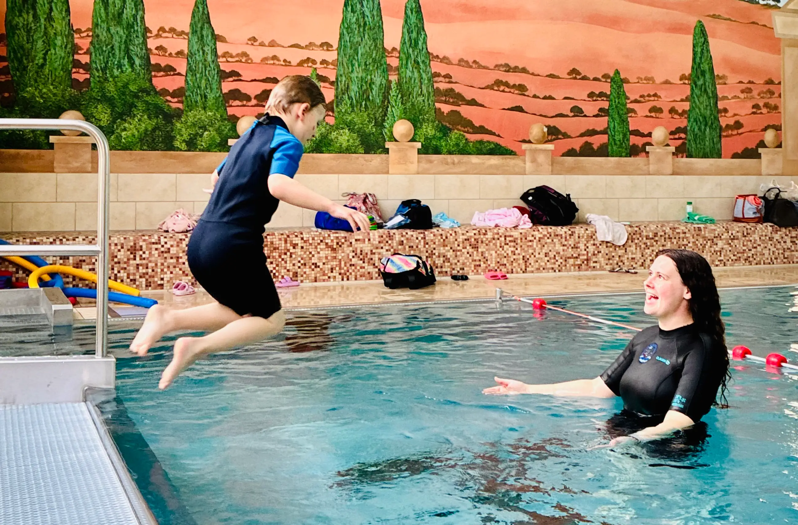 Kind springt im Bronzekurs vom Brett ins Becken der Aquarena Neunkirchen-Seelscheid