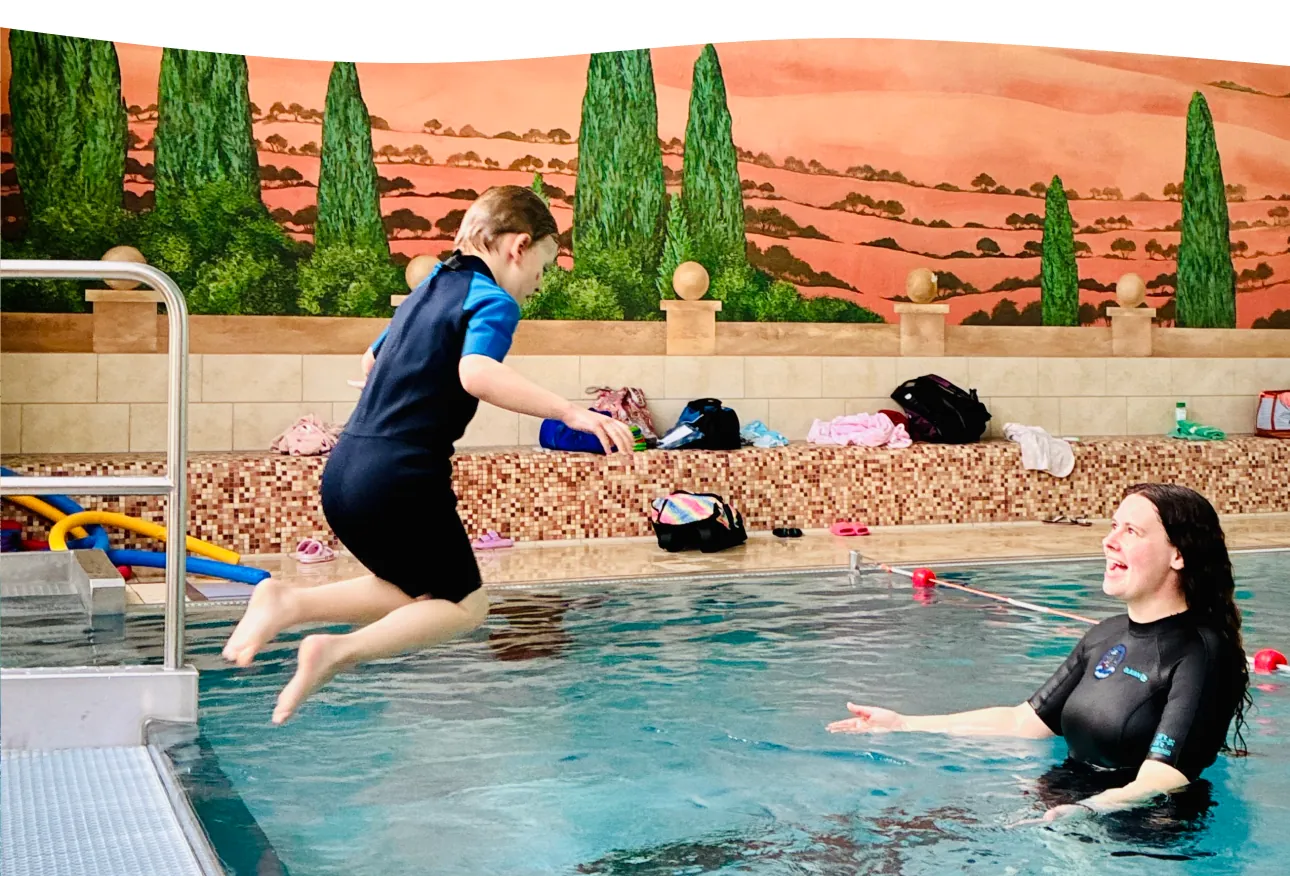 Kind springt im Bronzekurs vom Brett ins Becken der Aquarena Neunkirchen-Seelscheid