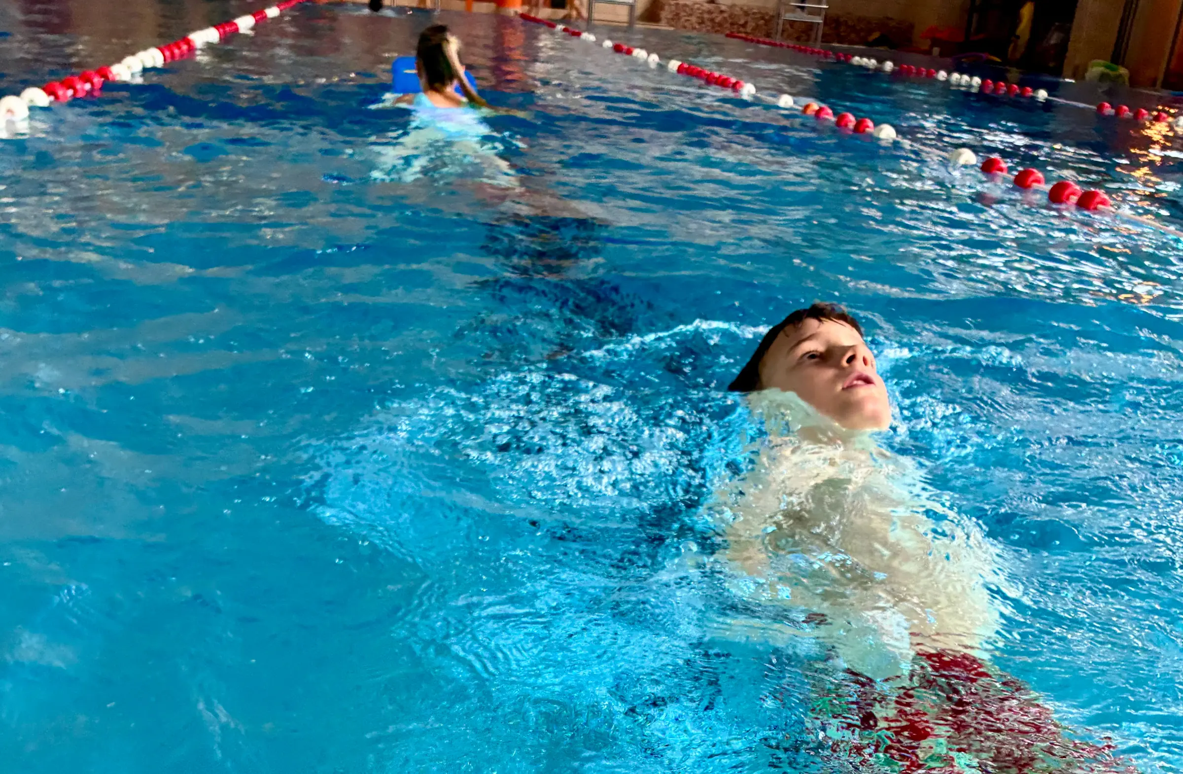 Kind schwimmt Rücken in der Delfingruppe der Aquarena Neunkirchen-Seelscheid