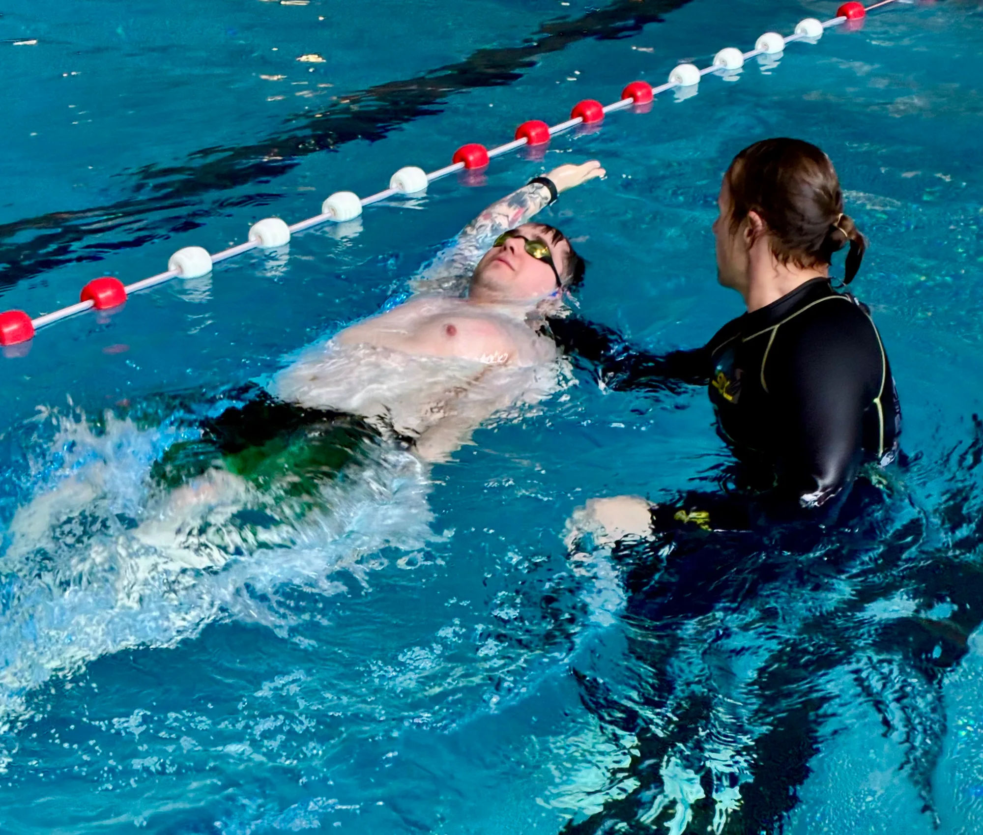 Erwachsene Person im Einzel-Schwimmunterricht in der Aquarena