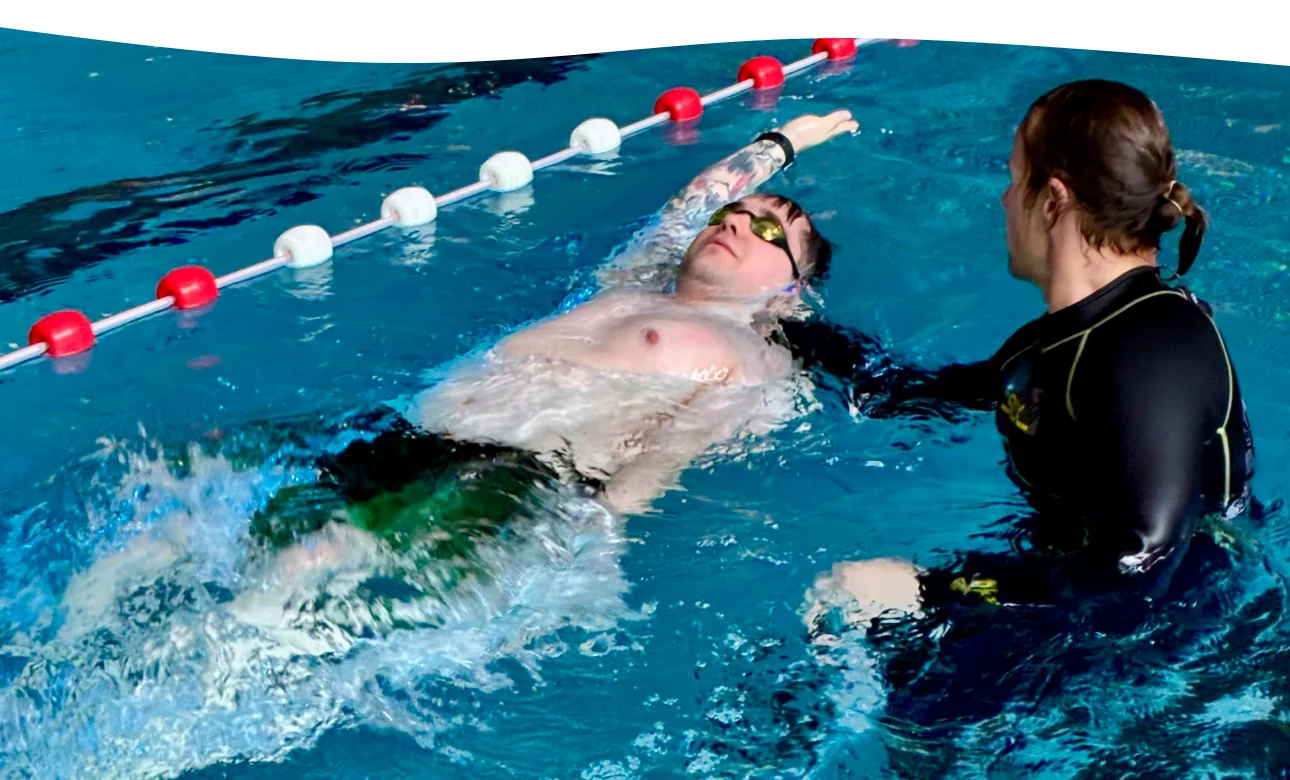 Erwachsene Person im Einzel-Schwimmunterricht in der Aquarena