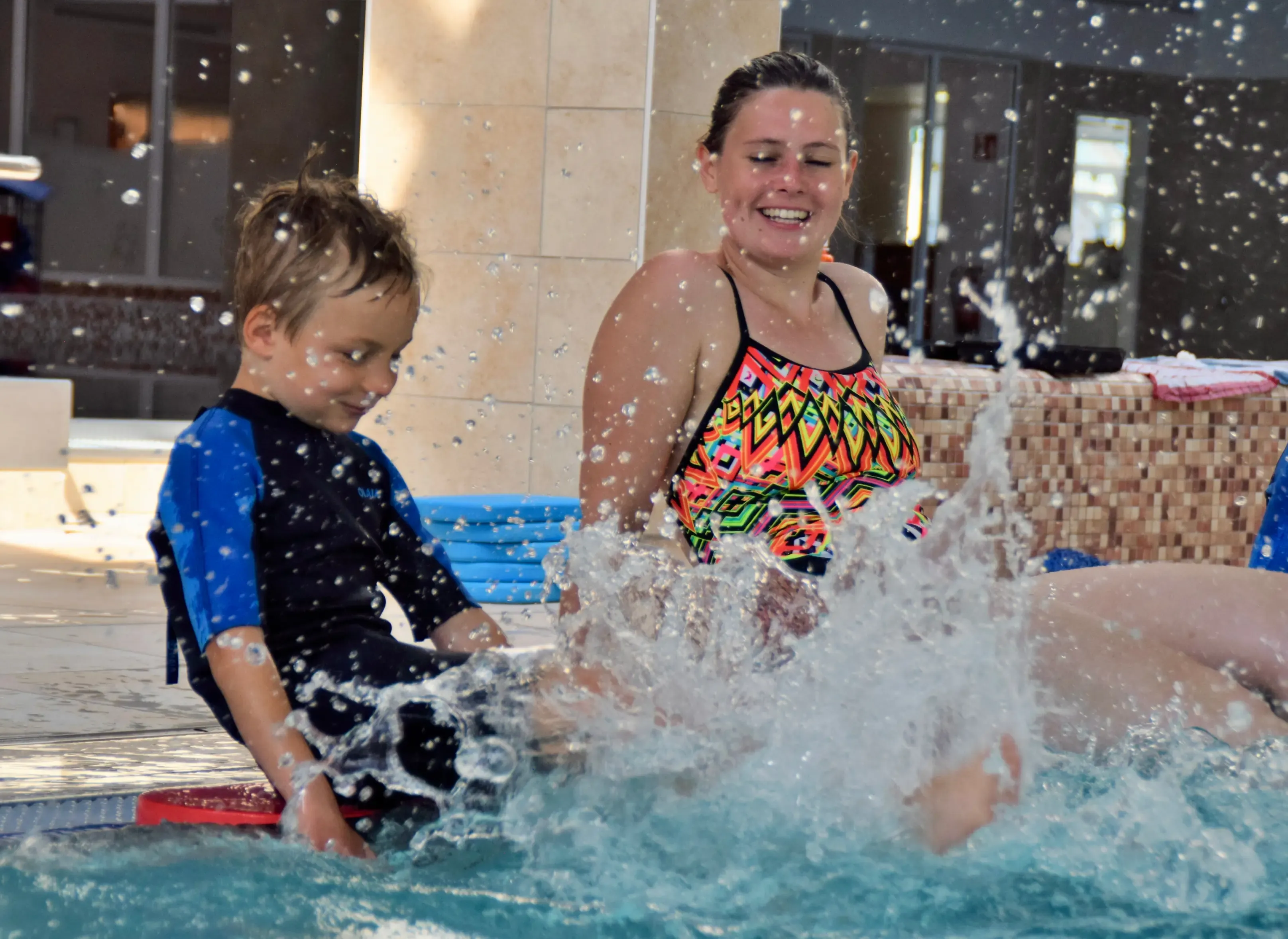 Kind im Einzel-Schwimmunterricht in der Aquarena Neunkirchen-Seelscheid