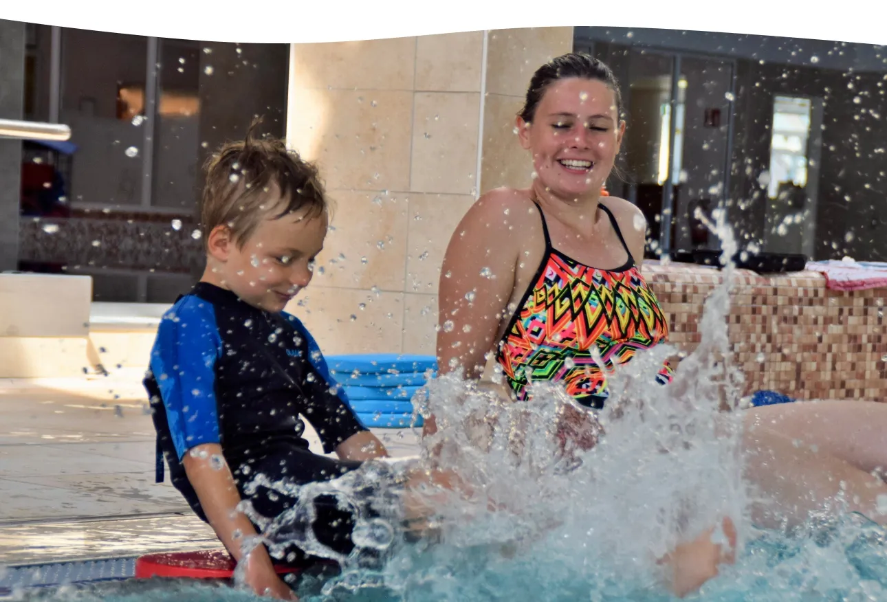Kind im Einzel-Schwimmunterricht in der Aquarena Neunkirchen-Seelscheid