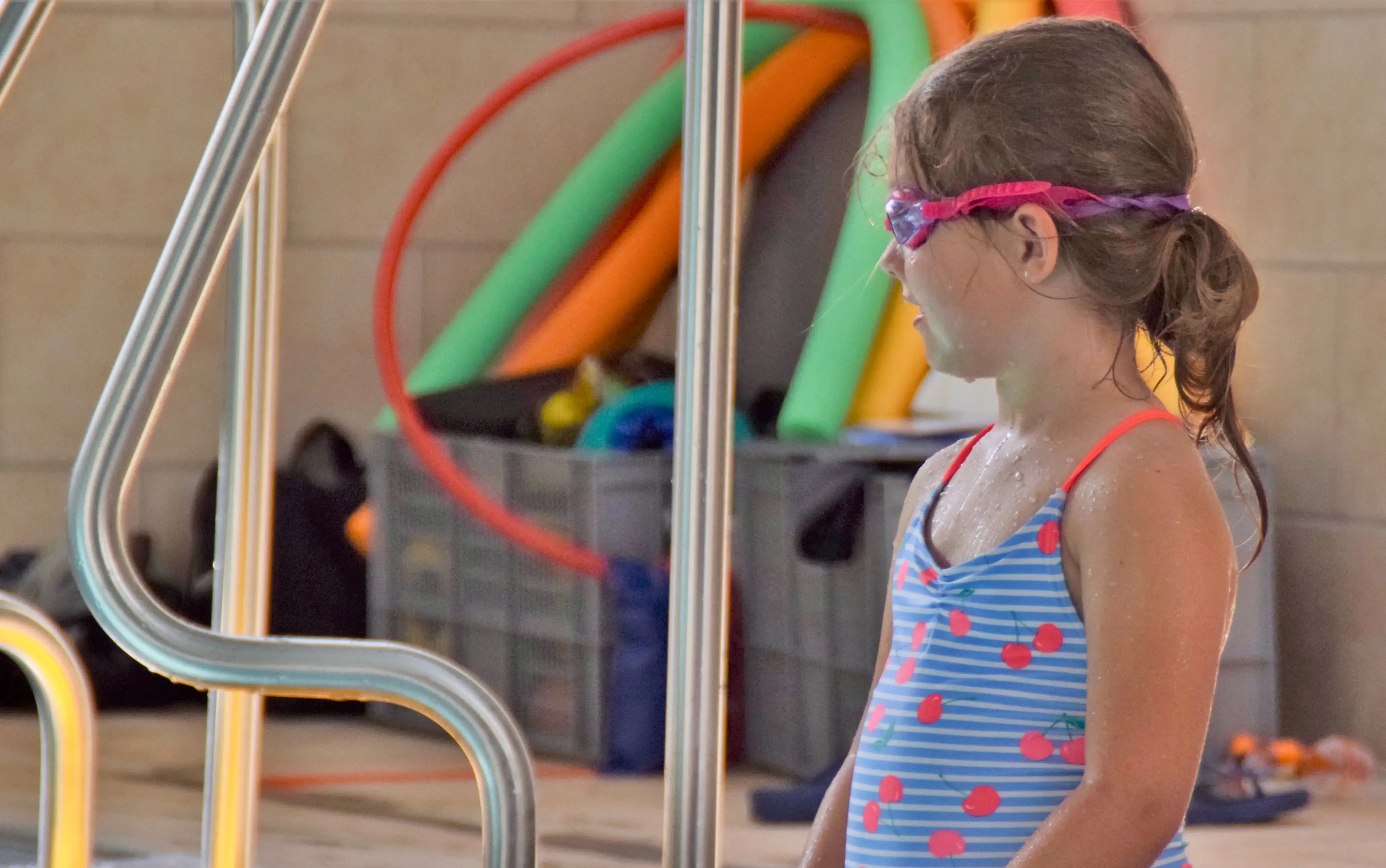 Kind und Kursleitung im Einzel-Schwimmunterricht in der Aquarena Neunkirchen-Seelscheid