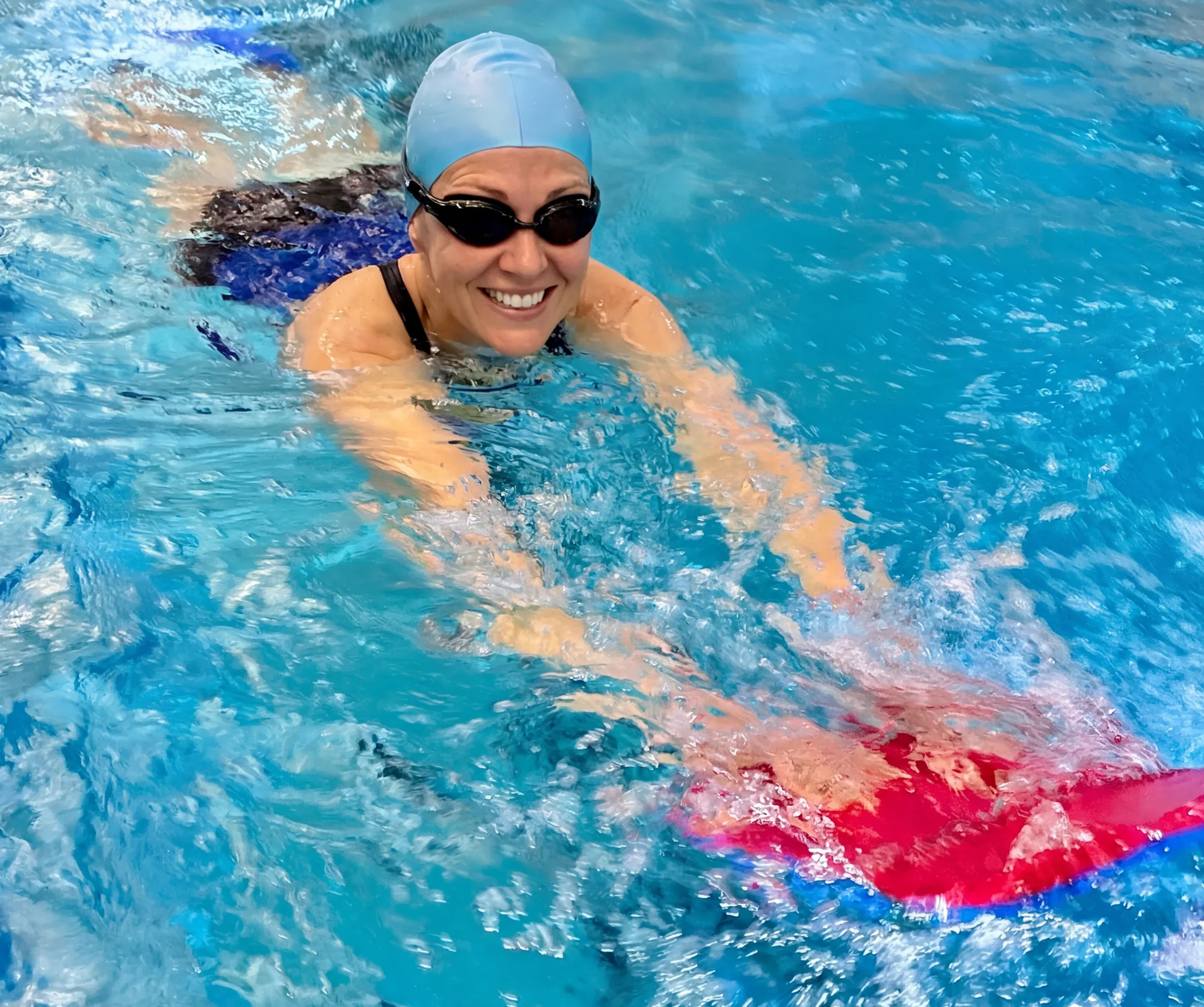 Erwachsene Person beim Schwimmtraining für Fortgeschrittene in der Aquarena