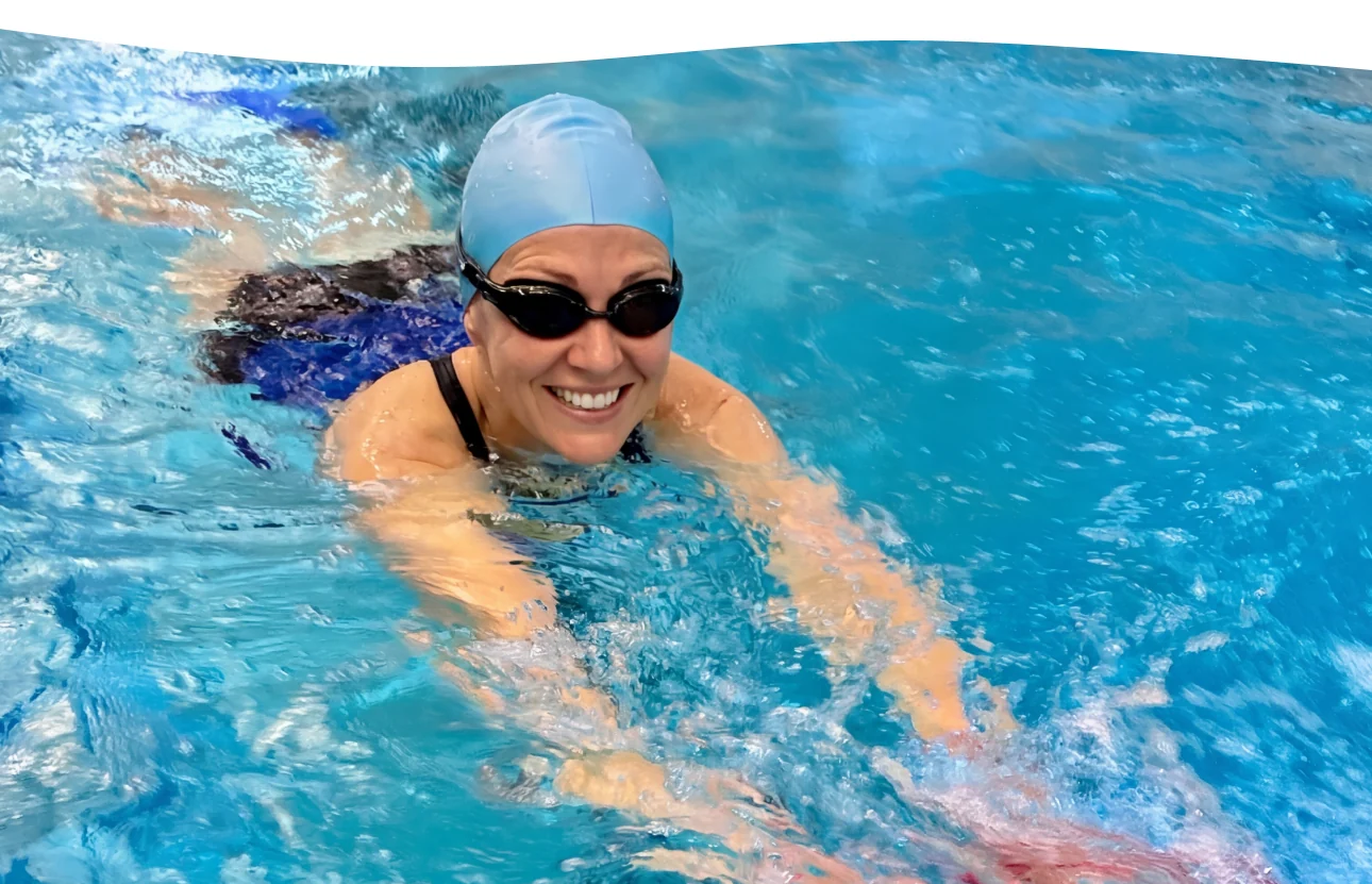 Erwachsene Person beim Schwimmtraining für Fortgeschrittene in der Aquarena