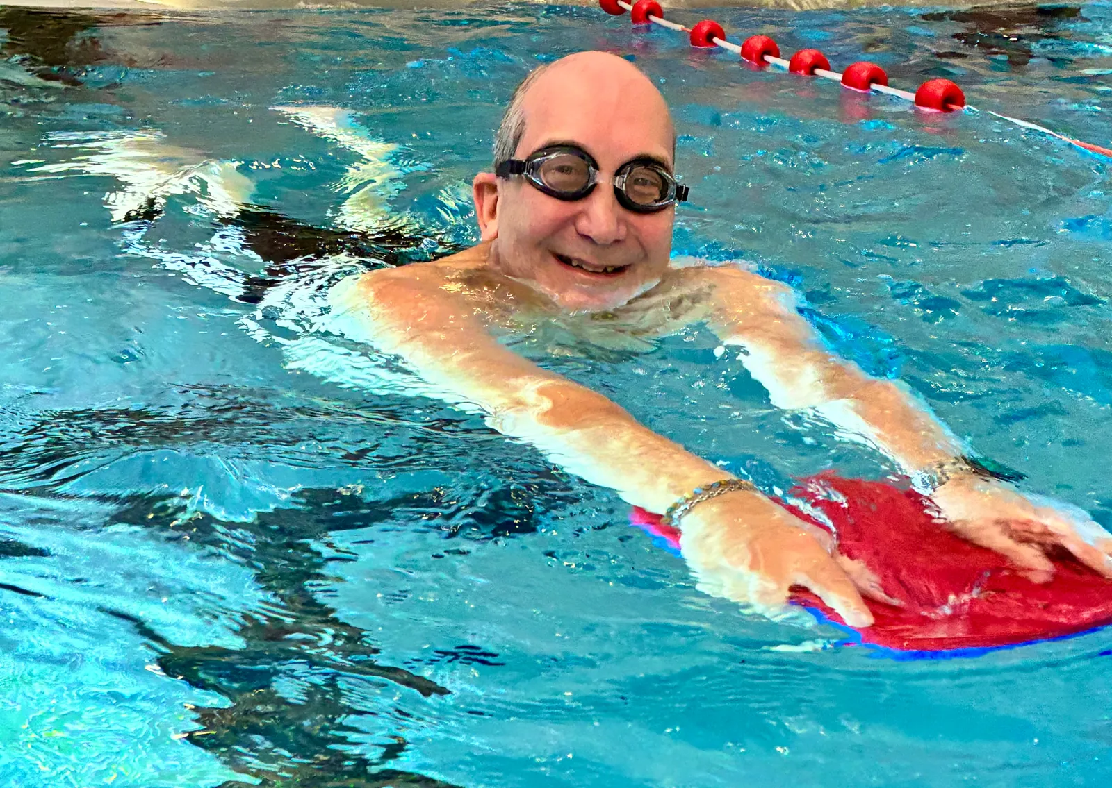 Erwachsene Person schwimmt eine Bahn im Becken der Aquarena