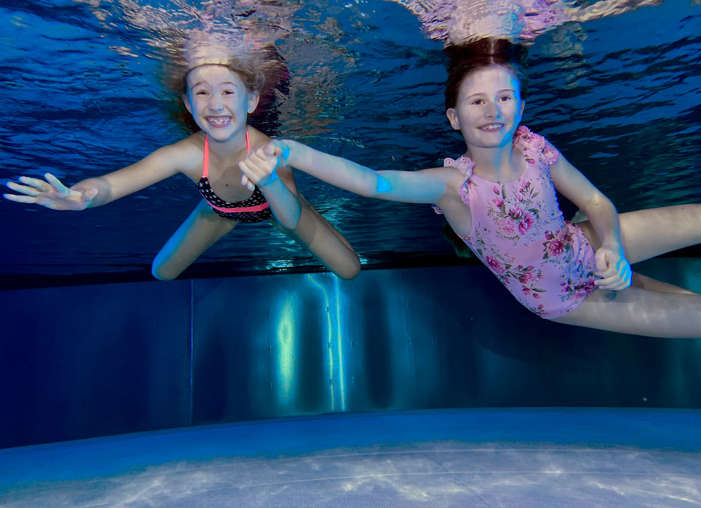 Geschwister üben gemeinsam im Becken der Aquarena Neunkirchen-Seelscheid