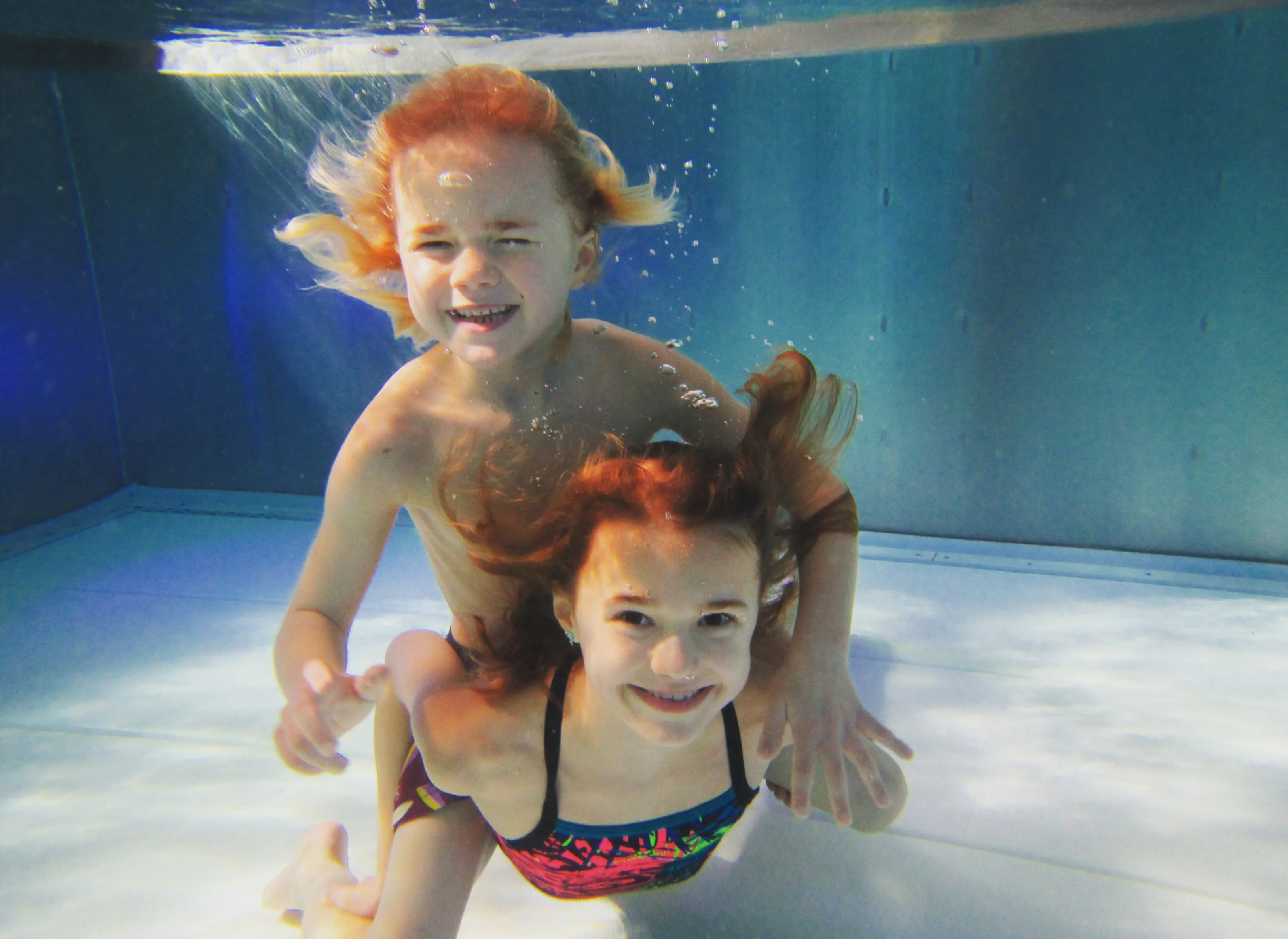 Geschwister beim gemeinsamen Schwimmunterricht in der Aquarena Neunkirchen-Seelscheid