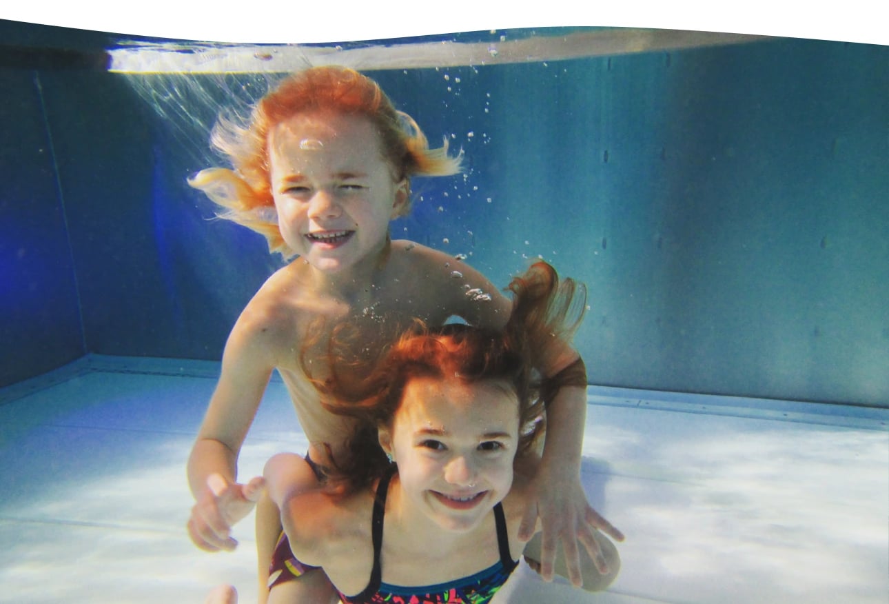 Geschwister beim gemeinsamen Schwimmunterricht in der Aquarena Neunkirchen-Seelscheid