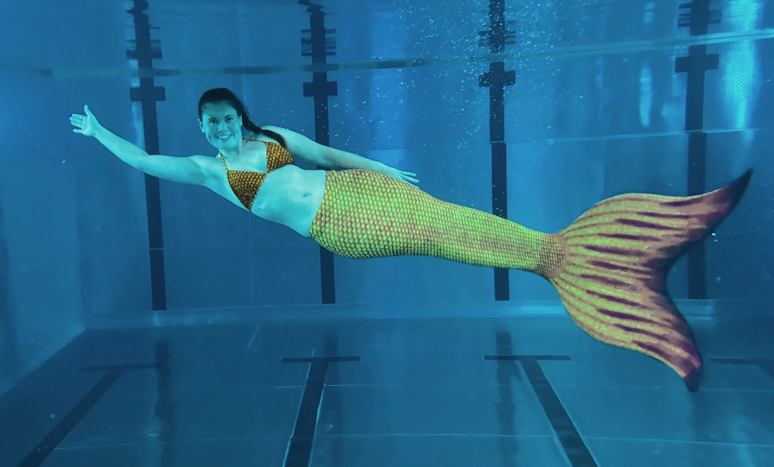 Kind mit Monoflosse und Trainerin im Becken der Aquarena Neunkirchen-Seelscheid
