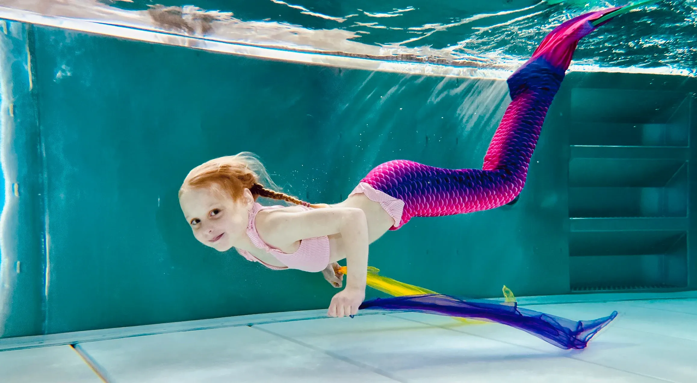 Meerjungfrau taucht mit Monoflosse tief im Becken der Aquarena Neunkirchen-Seelscheid