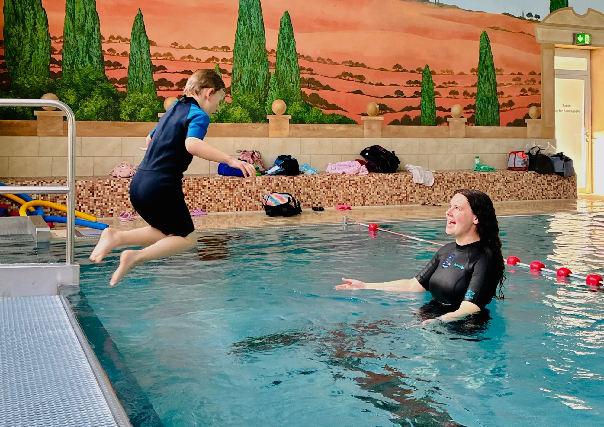Kind springt bei der Bronzeprüfung der Pinguingruppe ins Becken der Aquarena Neunkirchen-Seelscheid