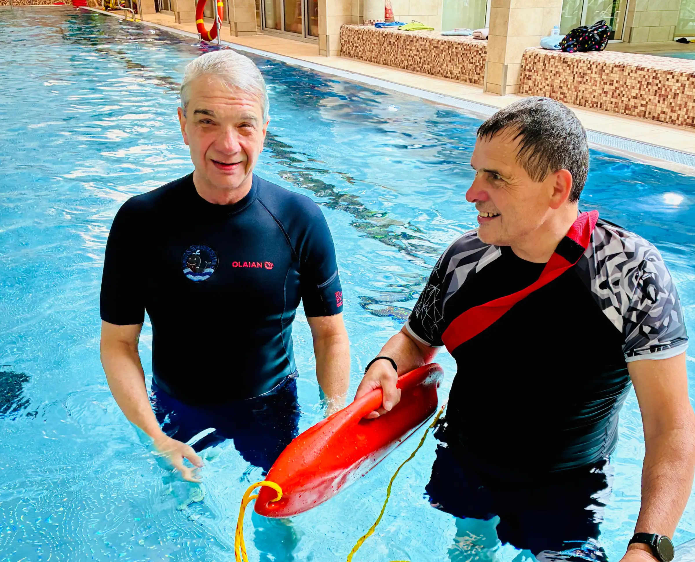 Kind übt im Rettungsschwimmkurs der Aquarena Neunkirchen-Seelscheid eine Wasserrettung