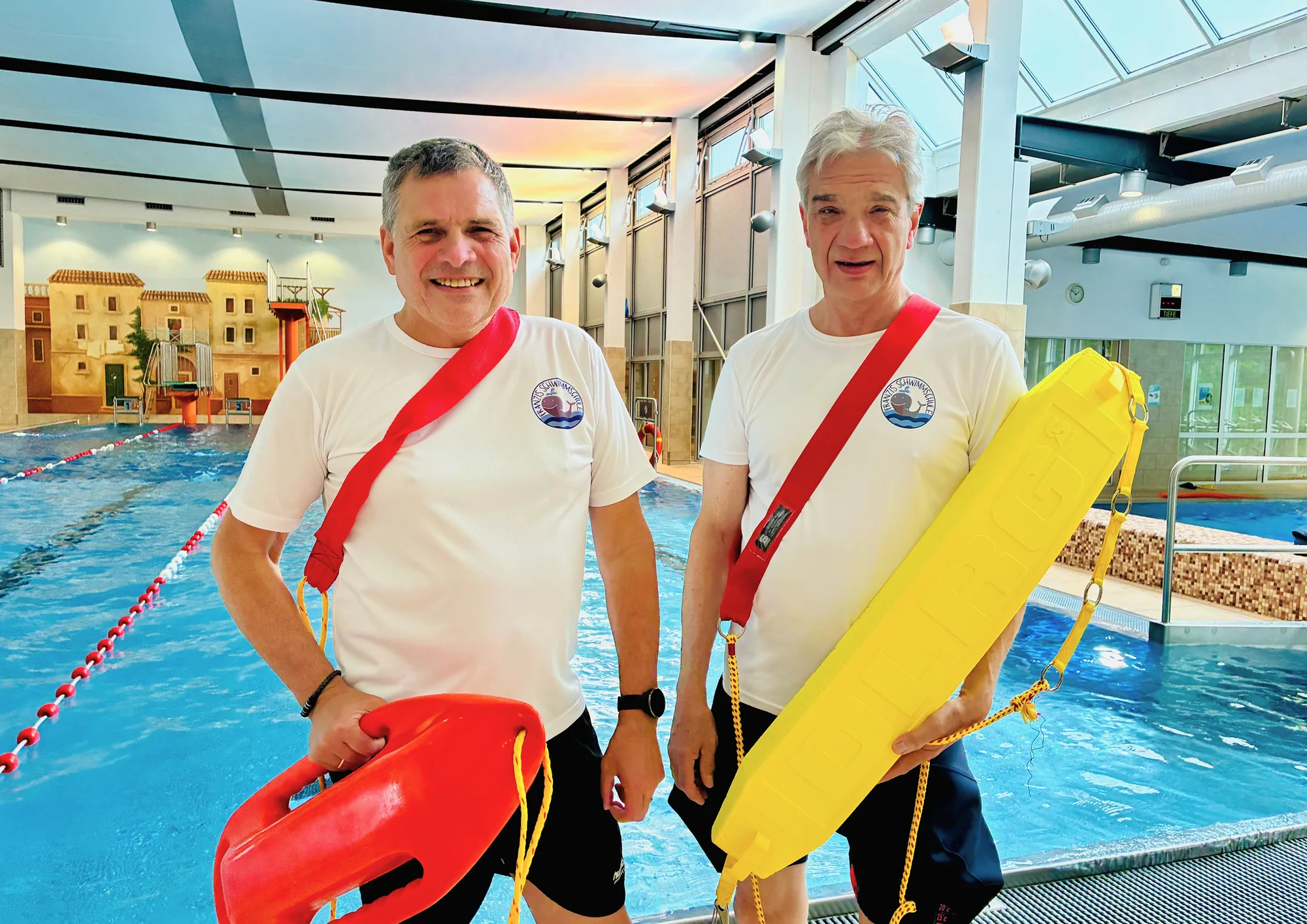 Kind übt im Rettungsschwimmkurs eine Rettung im Becken der Aquarena Neunkirchen-Seelscheid