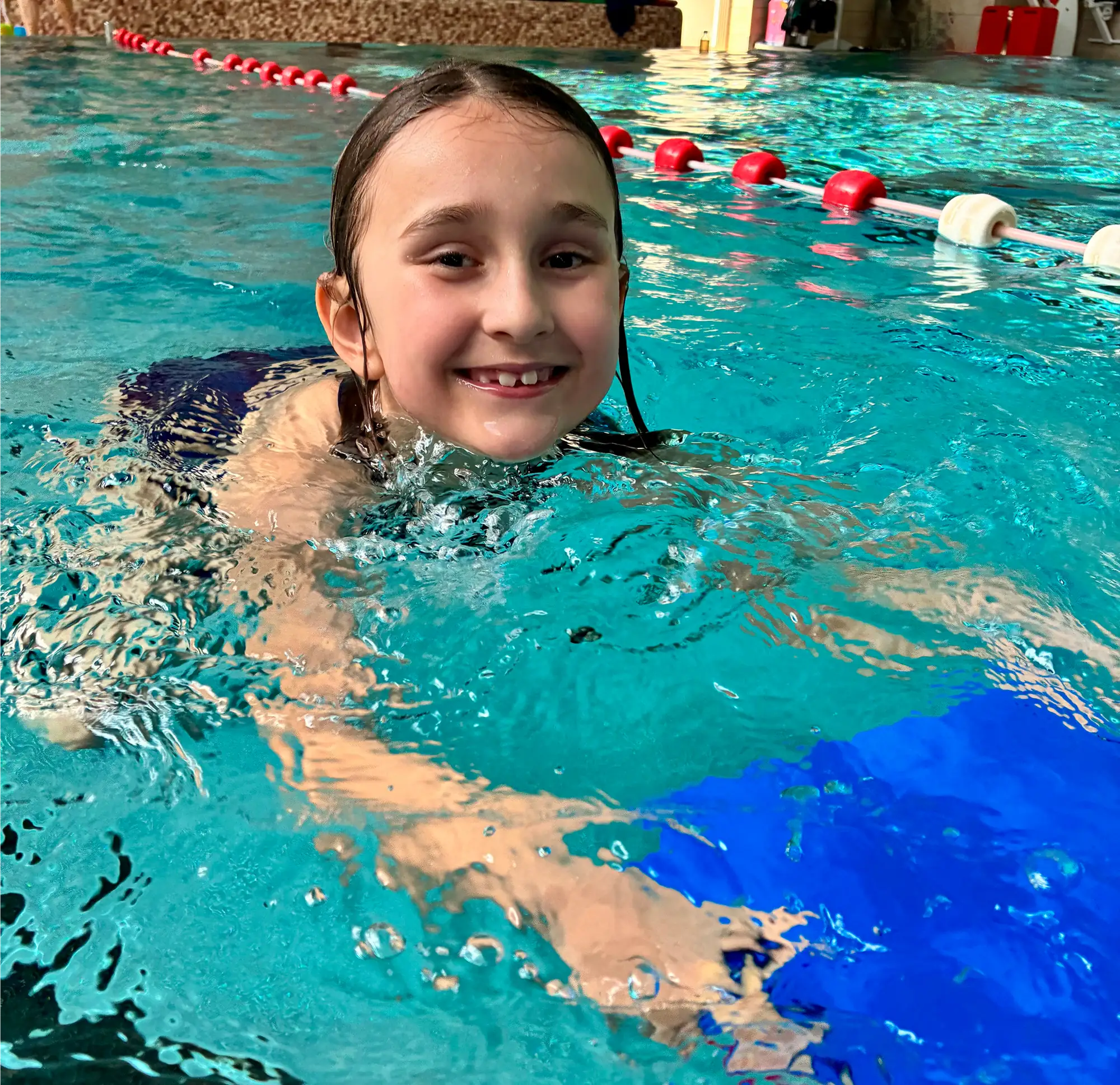 Kind schwimmt in der Schildkrötengruppe im Becken der Aquarena Neunkirchen-Seelscheid