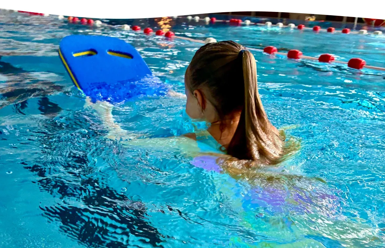 Kind übt mit Schwimmbrett in der Schildkrötengruppe der Aquarena Neunkirchen-Seelscheid