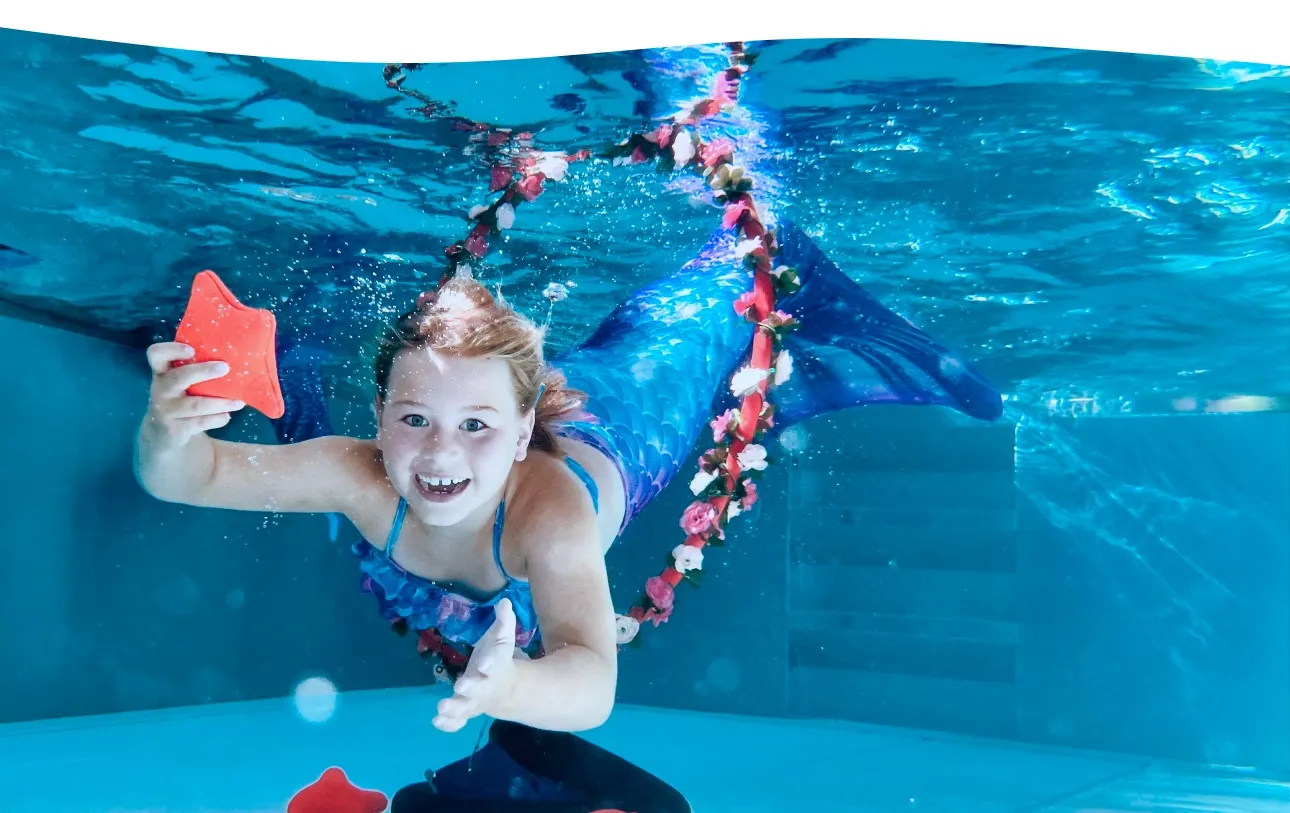 Mädchen mit Monoflosse beim Schnuppermermaiding in der Aquarena Neunkirchen-Seelscheid