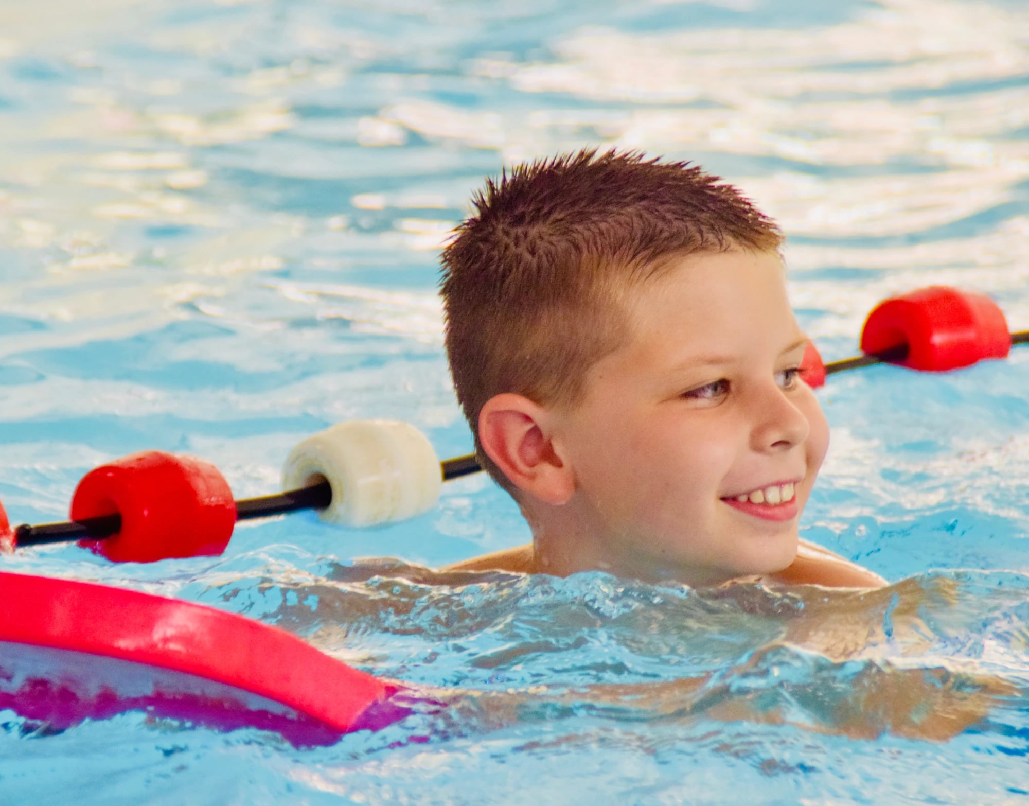 Kind beim Schwimmen im Seepferdchenkurs der Aquarena Neunkirchen-Seelscheid