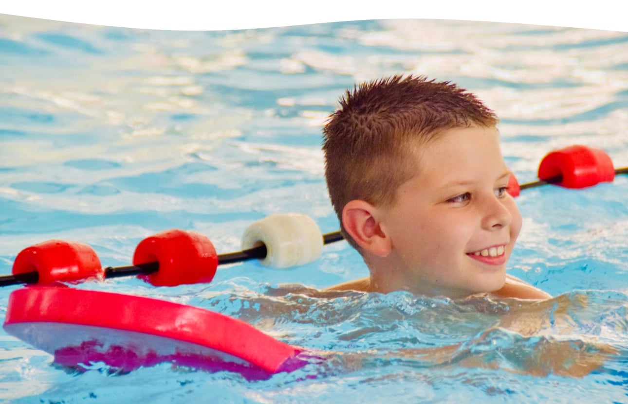 Kind beim Schwimmen im Seepferdchenkurs der Aquarena Neunkirchen-Seelscheid