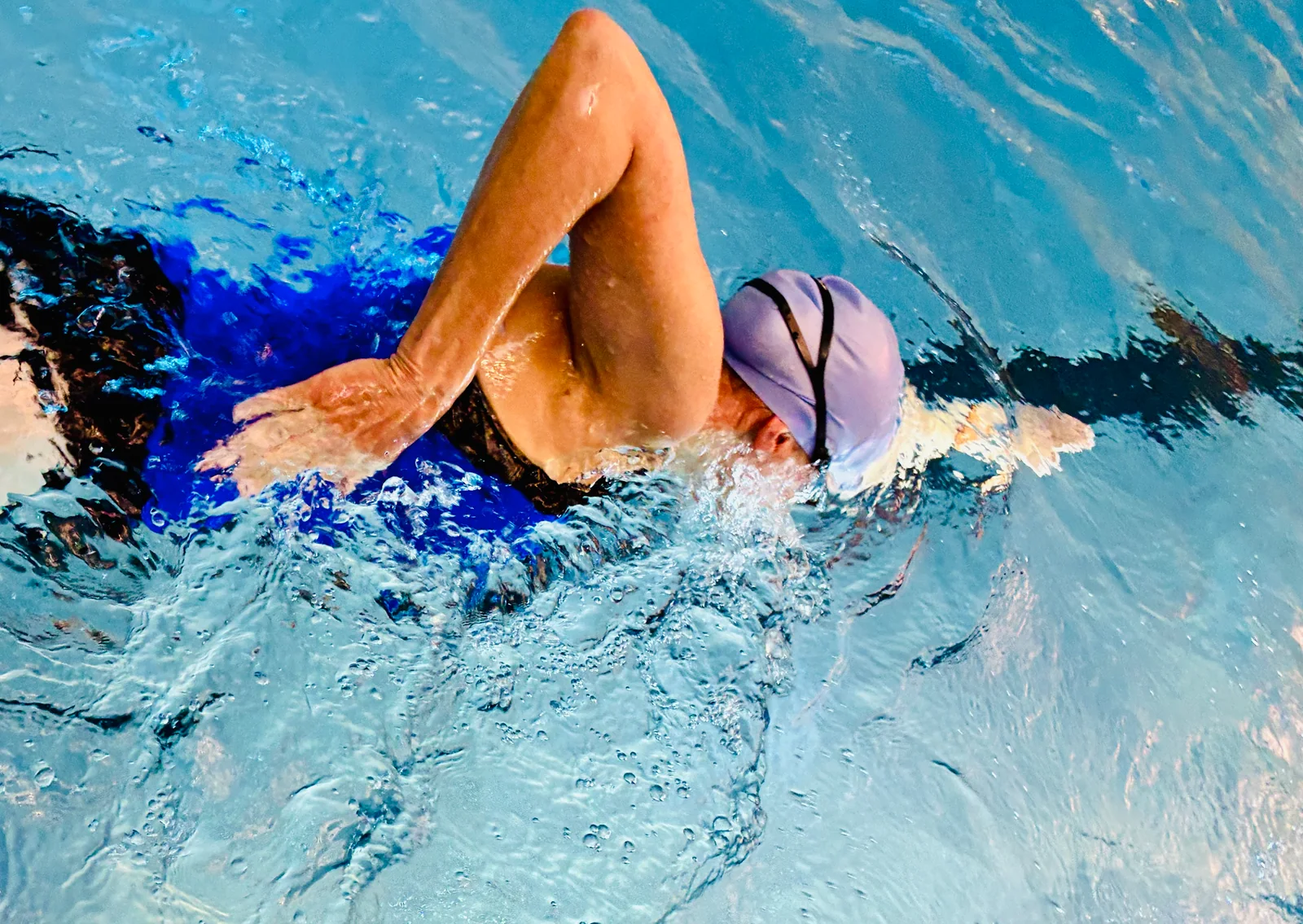 Erwachsene Person verbessert ihre Schwimmtechnik im Becken der Aquarena