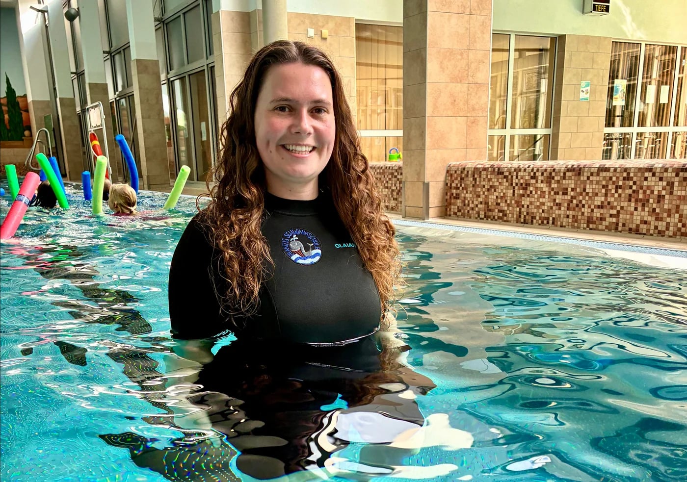 Kursleiterin von Franzis Schwimmschule mit einem Kind im Wasser