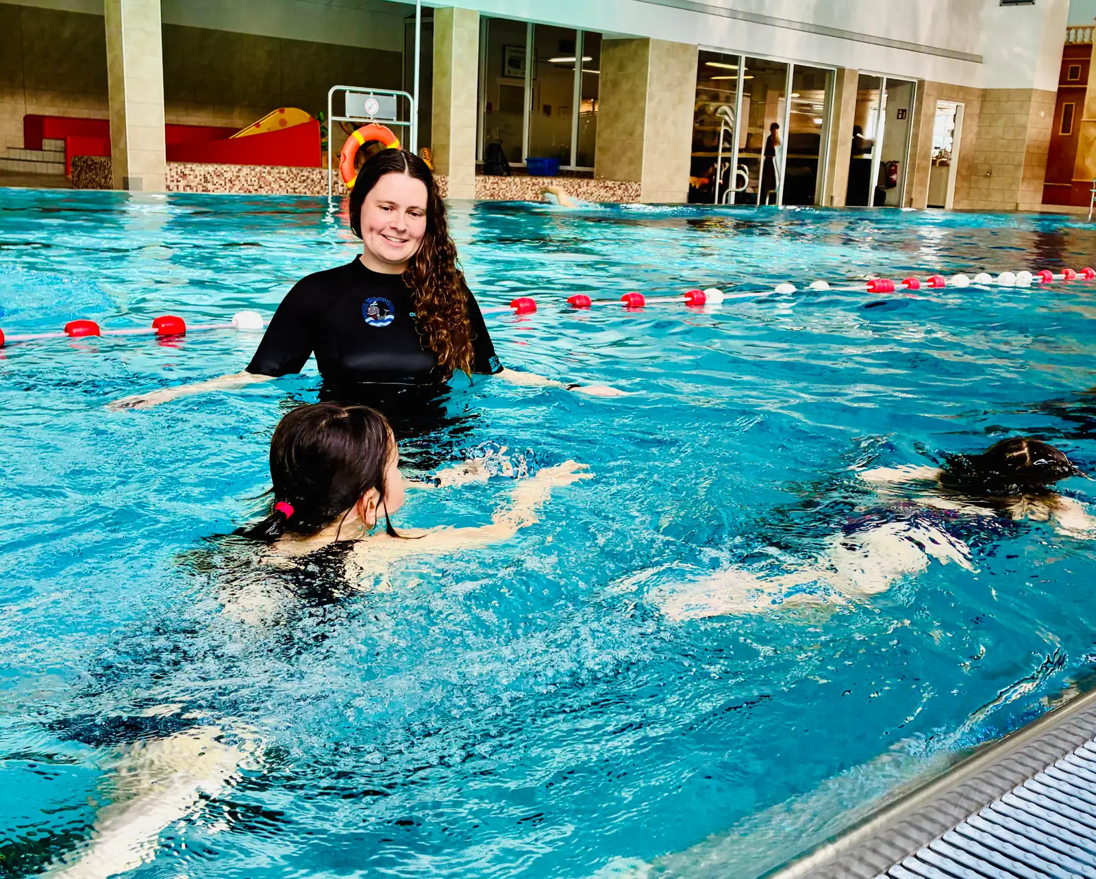 Kind beim Fortgeschrittenen-Schwimmtraining