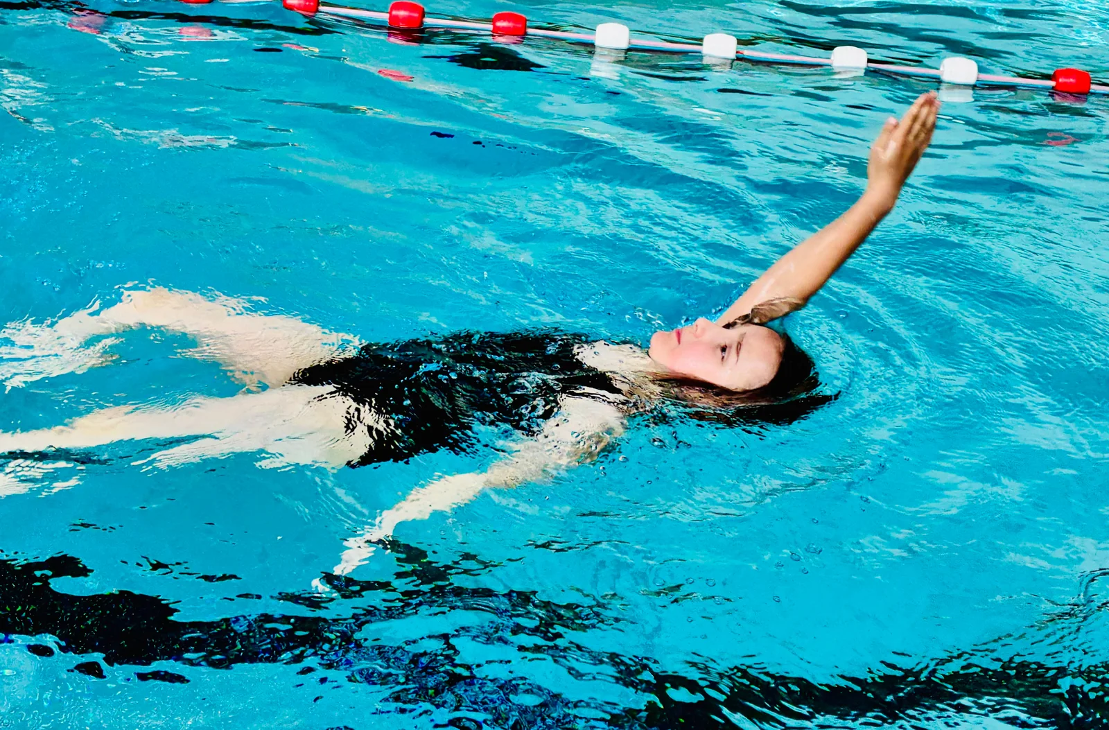 Kind beim Schwimmtraining nach dem Seepferdchen