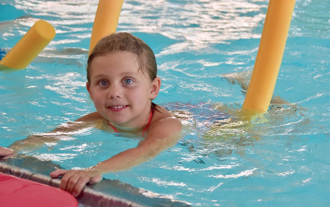 Kind beim individuellen Schwimmunterricht in der Aquarena