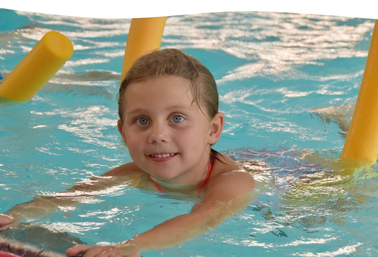 Kind beim individuellen Schwimmunterricht in der Aquarena