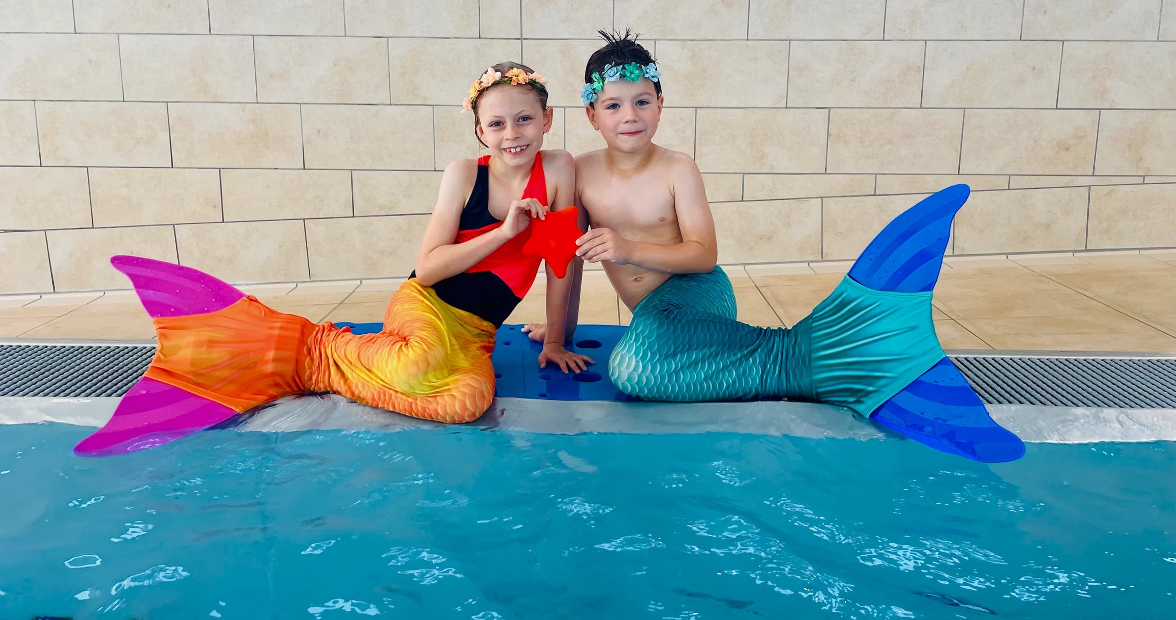 Kinder mit Monoflossen beim Mermaiding in der Aquarena