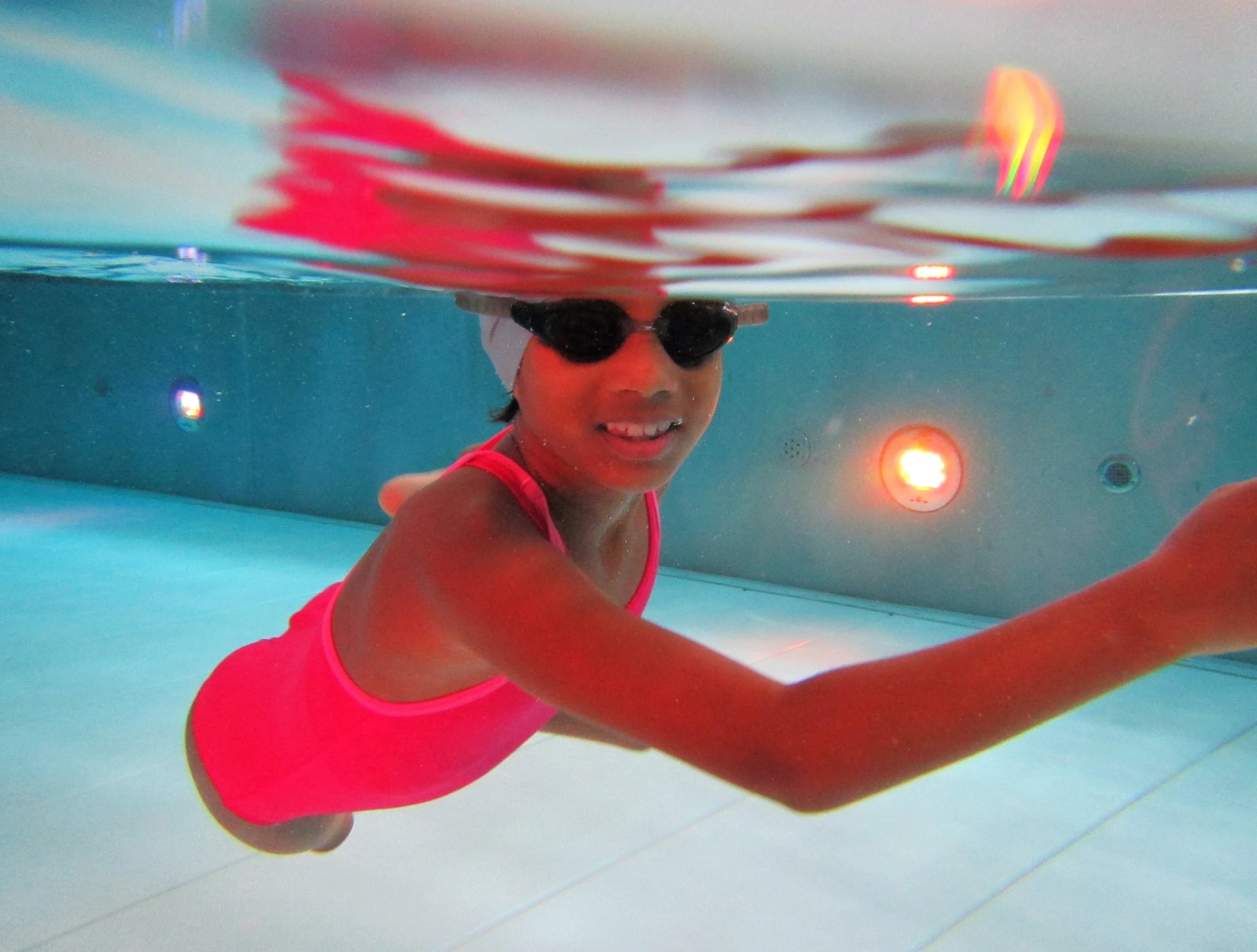 Mädchen schwimmt unter Wasser in der Walgruppe der Aquarena Neunkirchen-Seelscheid