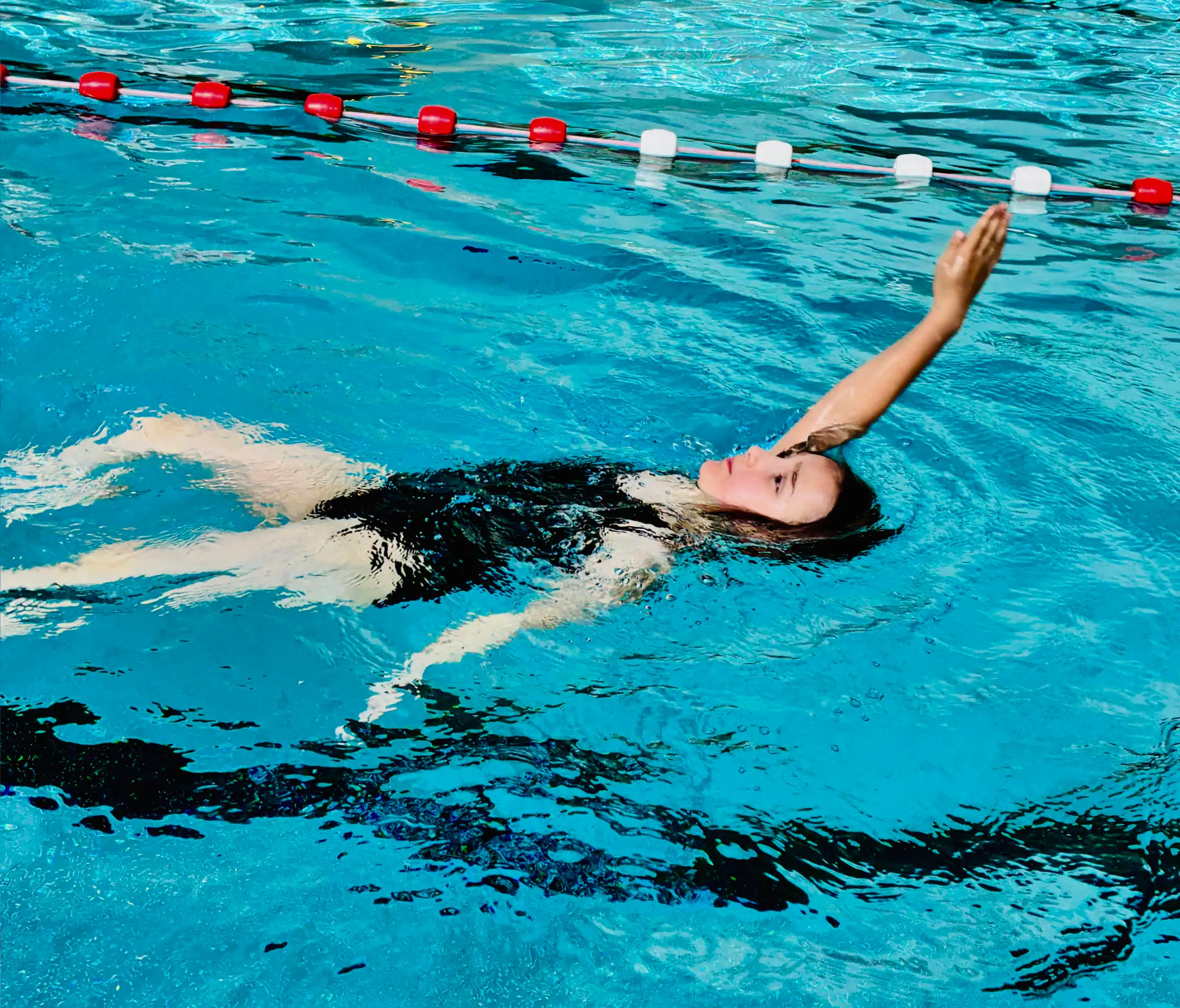 Kind schwimmt Rücken in der Walgruppe im Becken der Aquarena Neunkirchen-Seelscheid