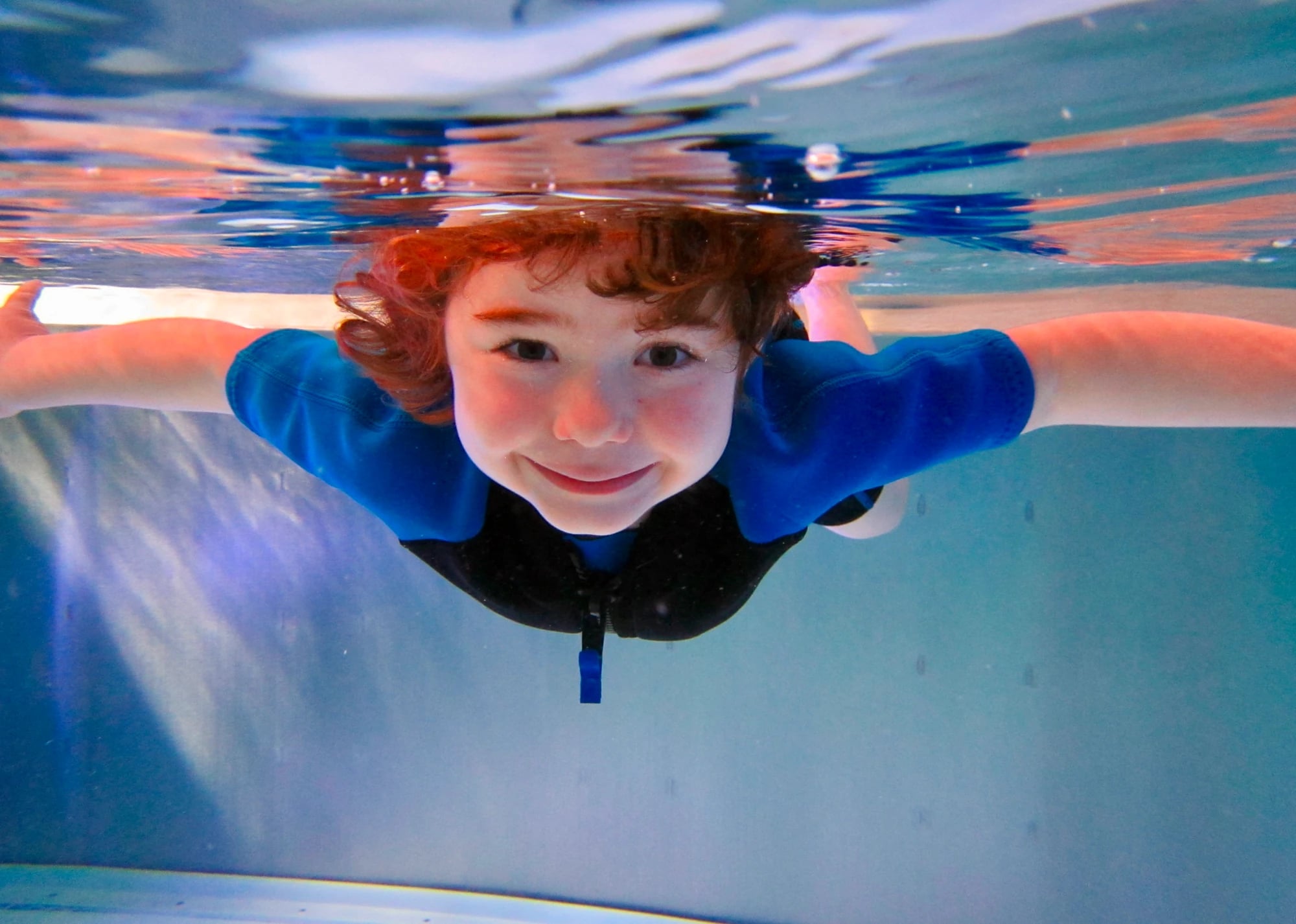 Kind beim Tauchen im Wasserbewältigungskurs der Aquarena Neunkirchen-Seelscheid