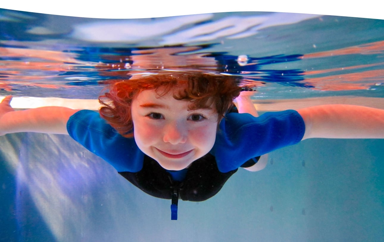 Kind beim Tauchen im Wasserbewältigungskurs der Aquarena Neunkirchen-Seelscheid