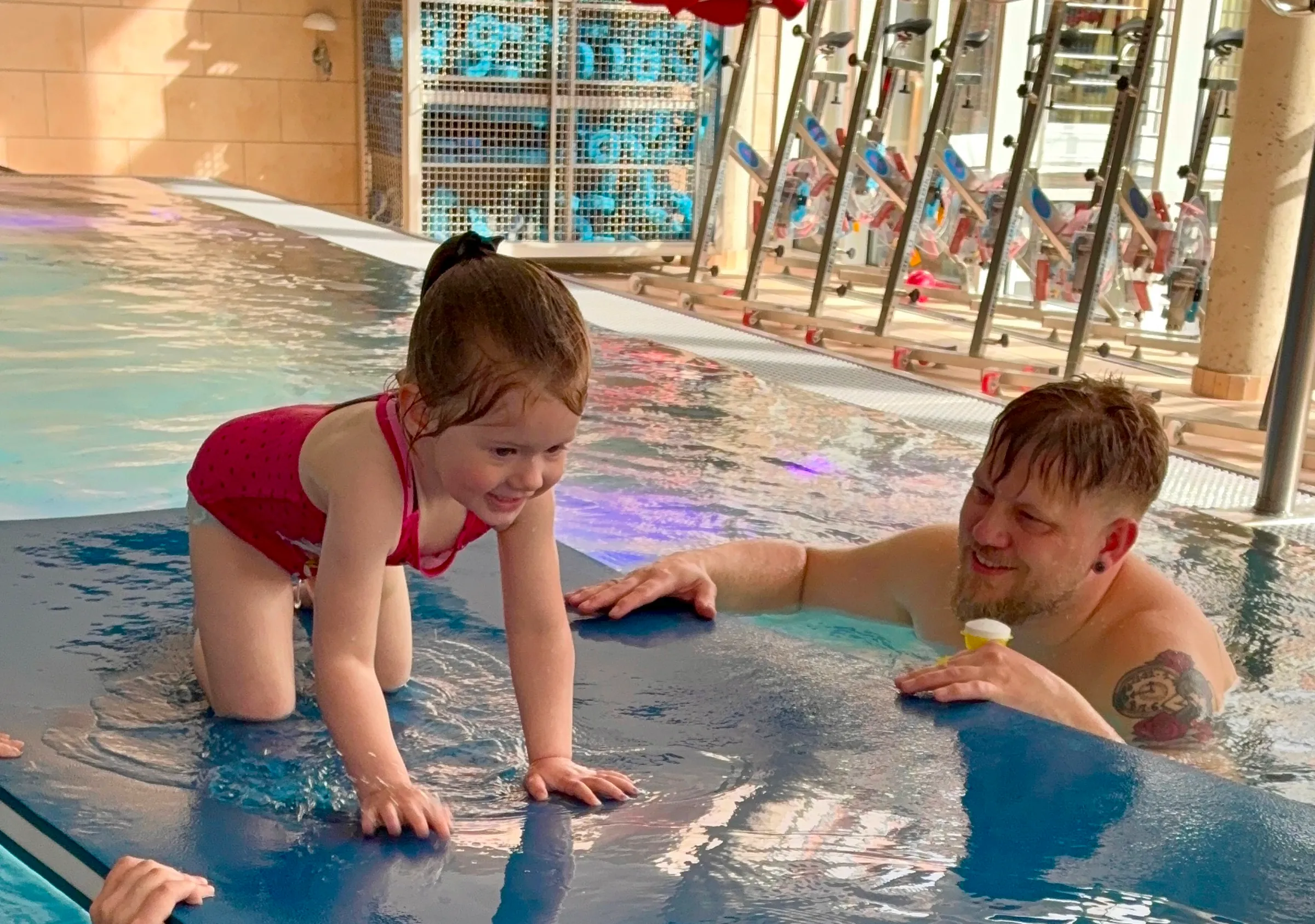 Eltern und Kinder im Eltern-Kind-Schwimmkurs in der Aquarena Neunkirchen-Seelscheid