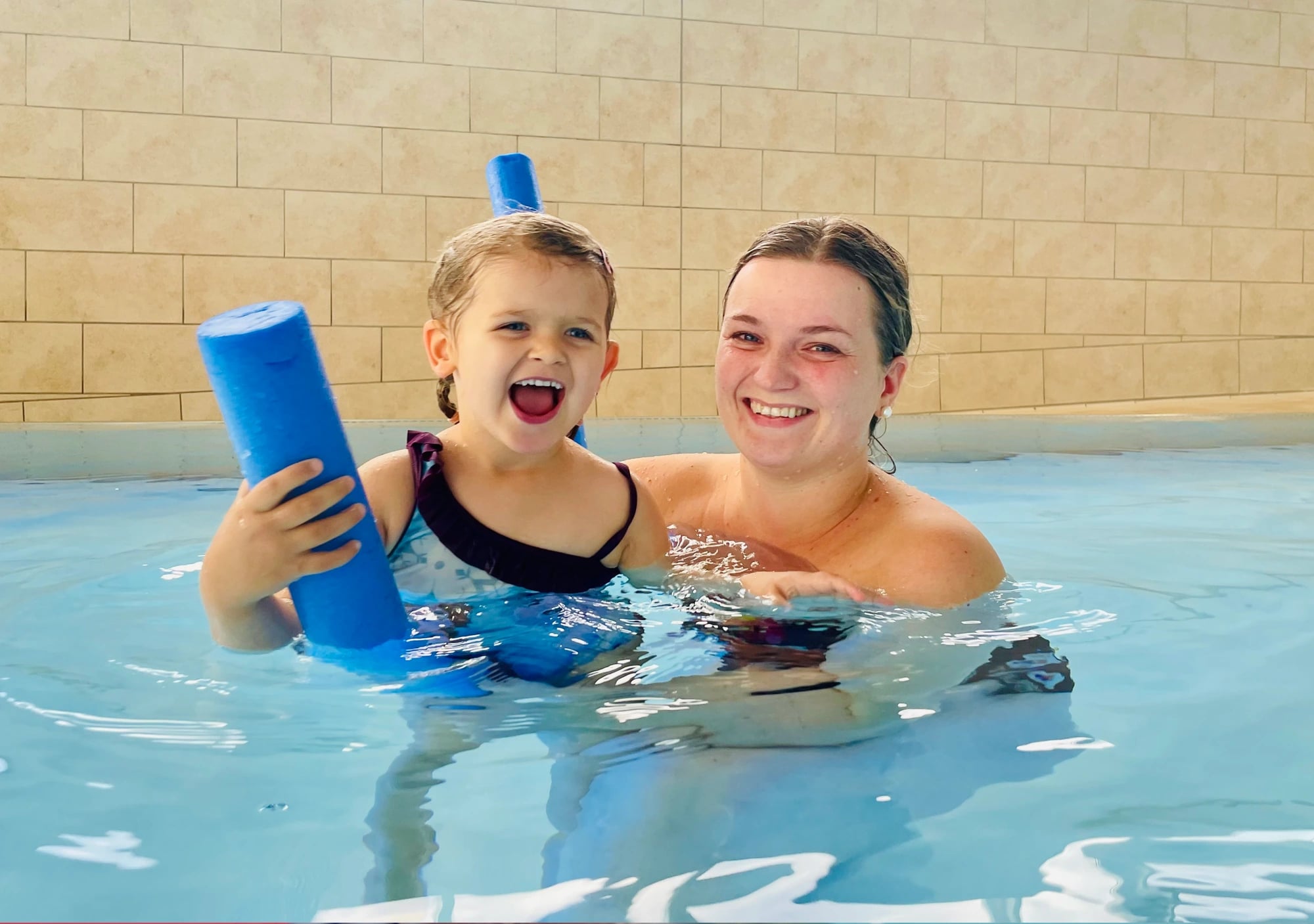 Kind mit Elternteil im Eltern-Kind-Schwimmkurs in der Aquarena Neunkirchen-Seelscheid