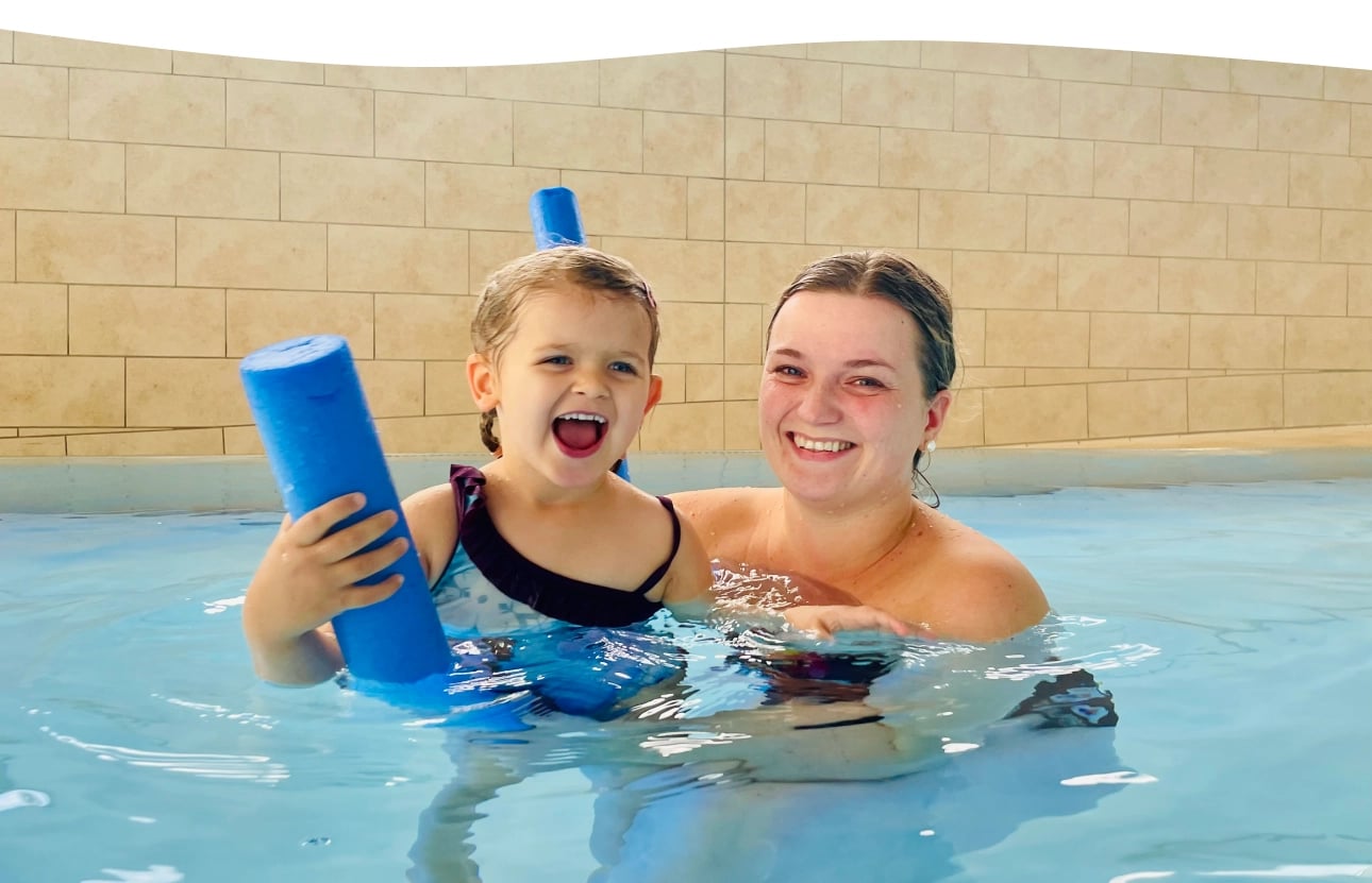 Kind mit Elternteil im Eltern-Kind-Schwimmkurs in der Aquarena Neunkirchen-Seelscheid