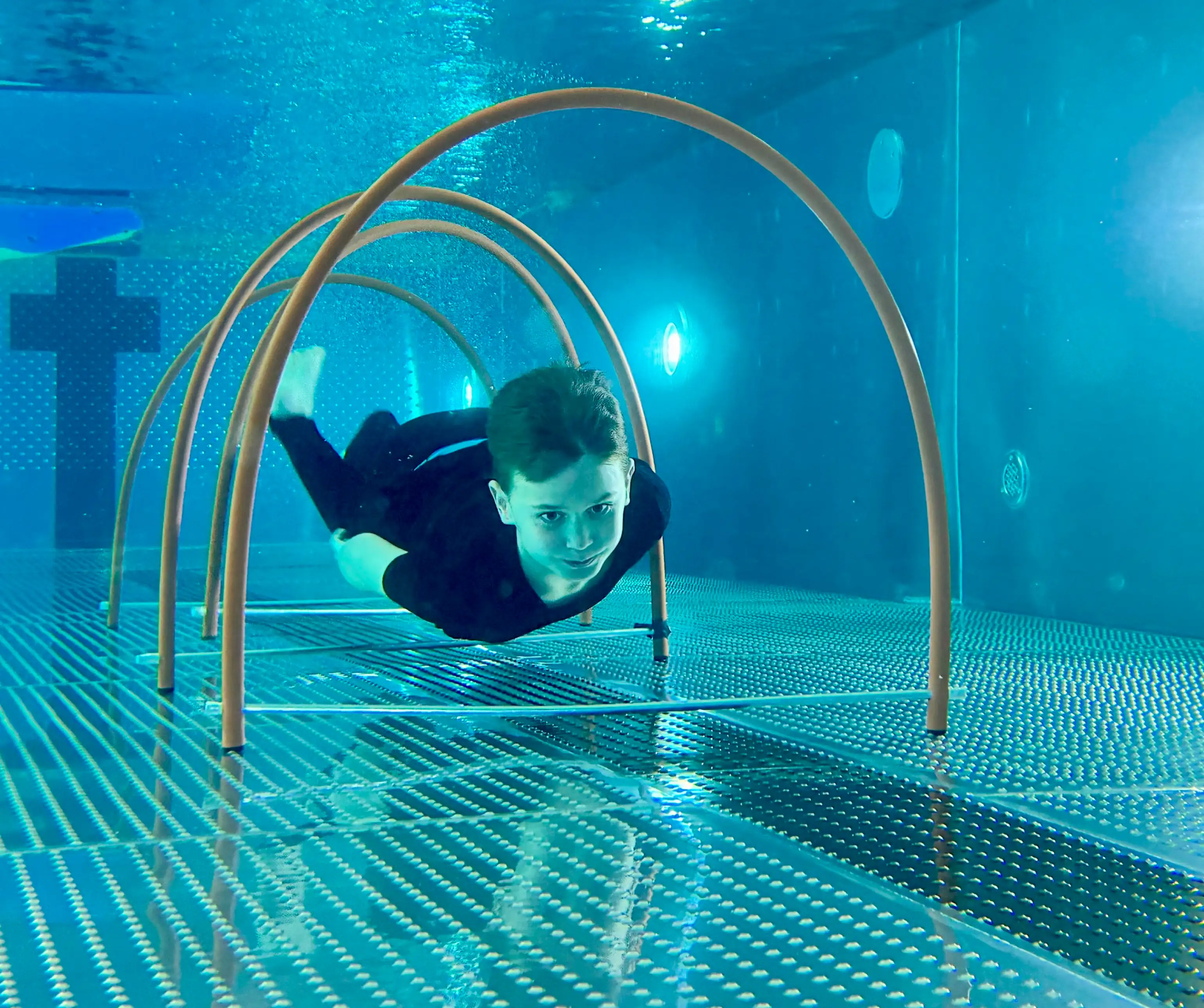 Kind schwimmt unter Wasser im Wasser-Sicherheitskurs der Aquarena Neunkirchen-Seelscheid