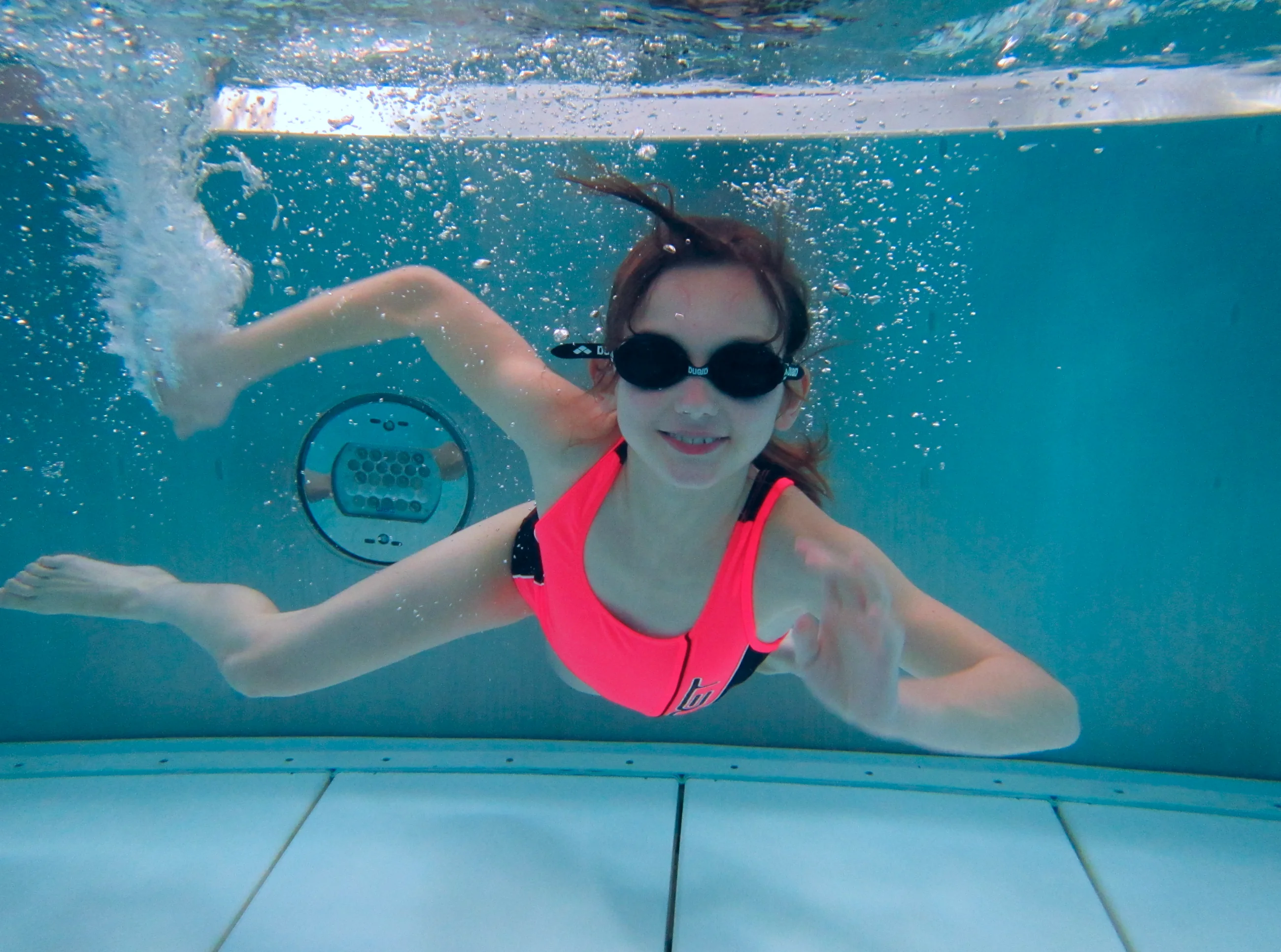 Kind taucht im Wasser-Sicherheitskurs durch das Becken der Aquarena Neunkirchen-Seelscheid
