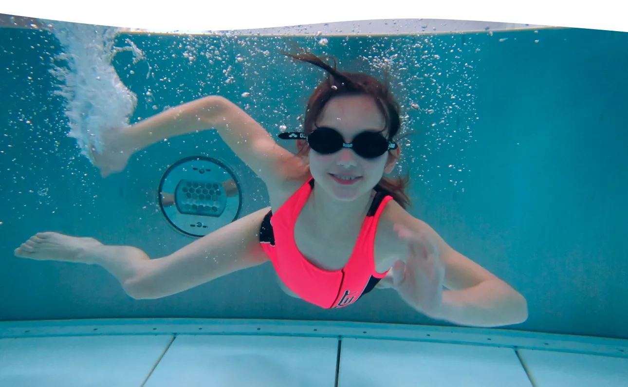 Kind taucht im Wasser-Sicherheitskurs durch das Becken der Aquarena Neunkirchen-Seelscheid